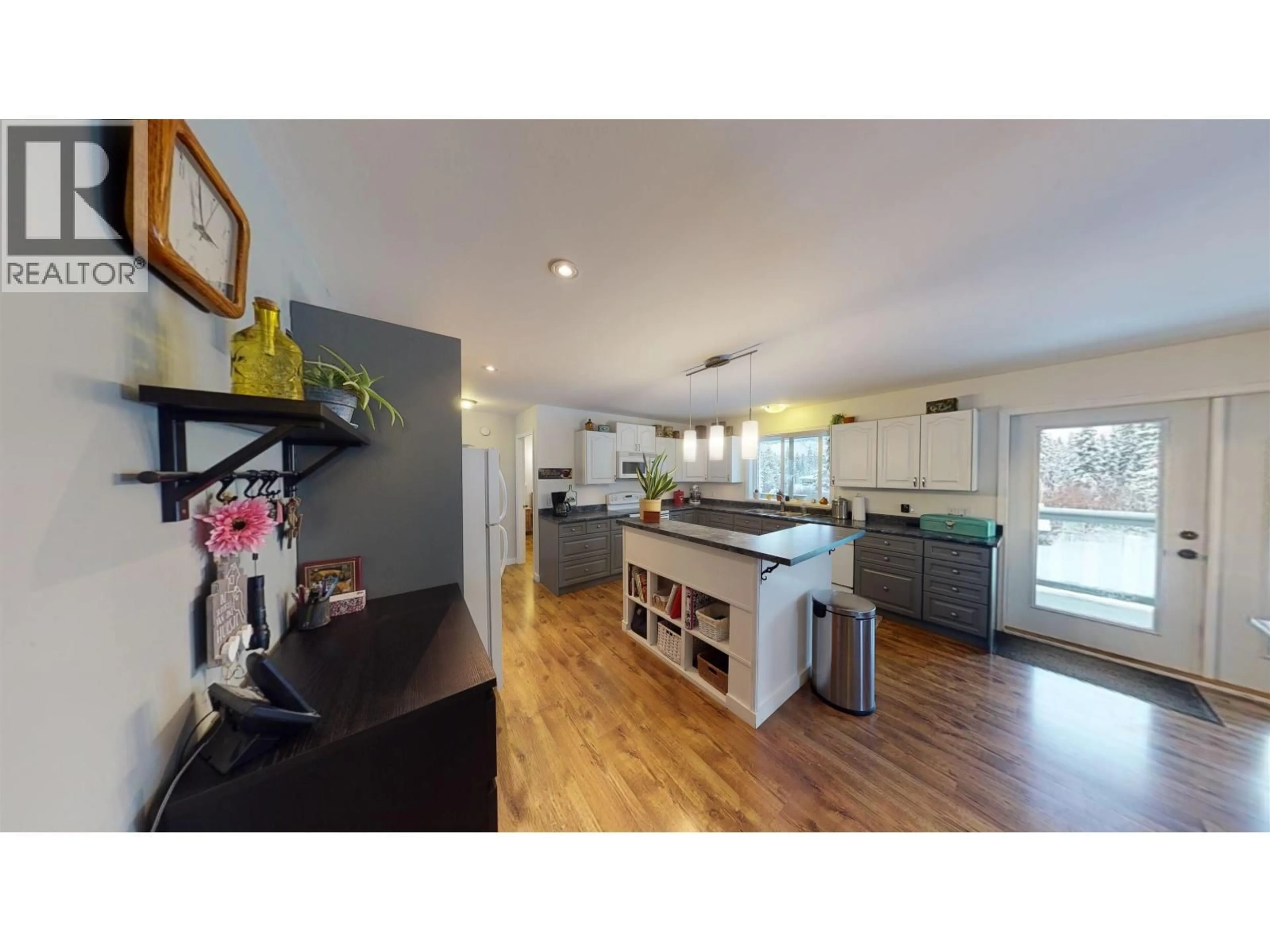 Open concept kitchen, wood/laminate floor for 5972 LITTLE FORT 24 HIGHWAY, Lone Butte British Columbia V0K1X0
