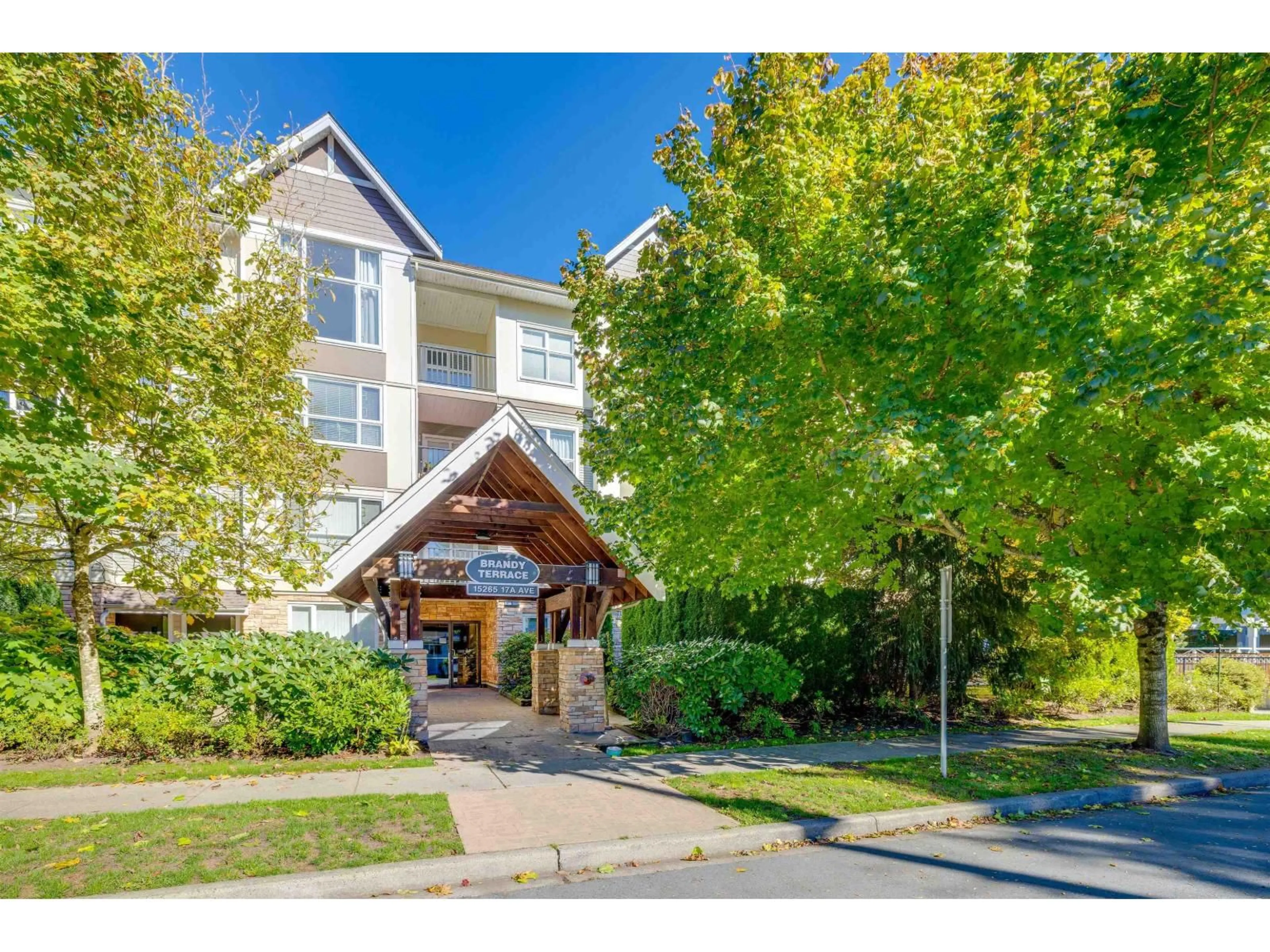 Indoor foyer for 305 - 15265 17A, Surrey British Columbia V4A1V4