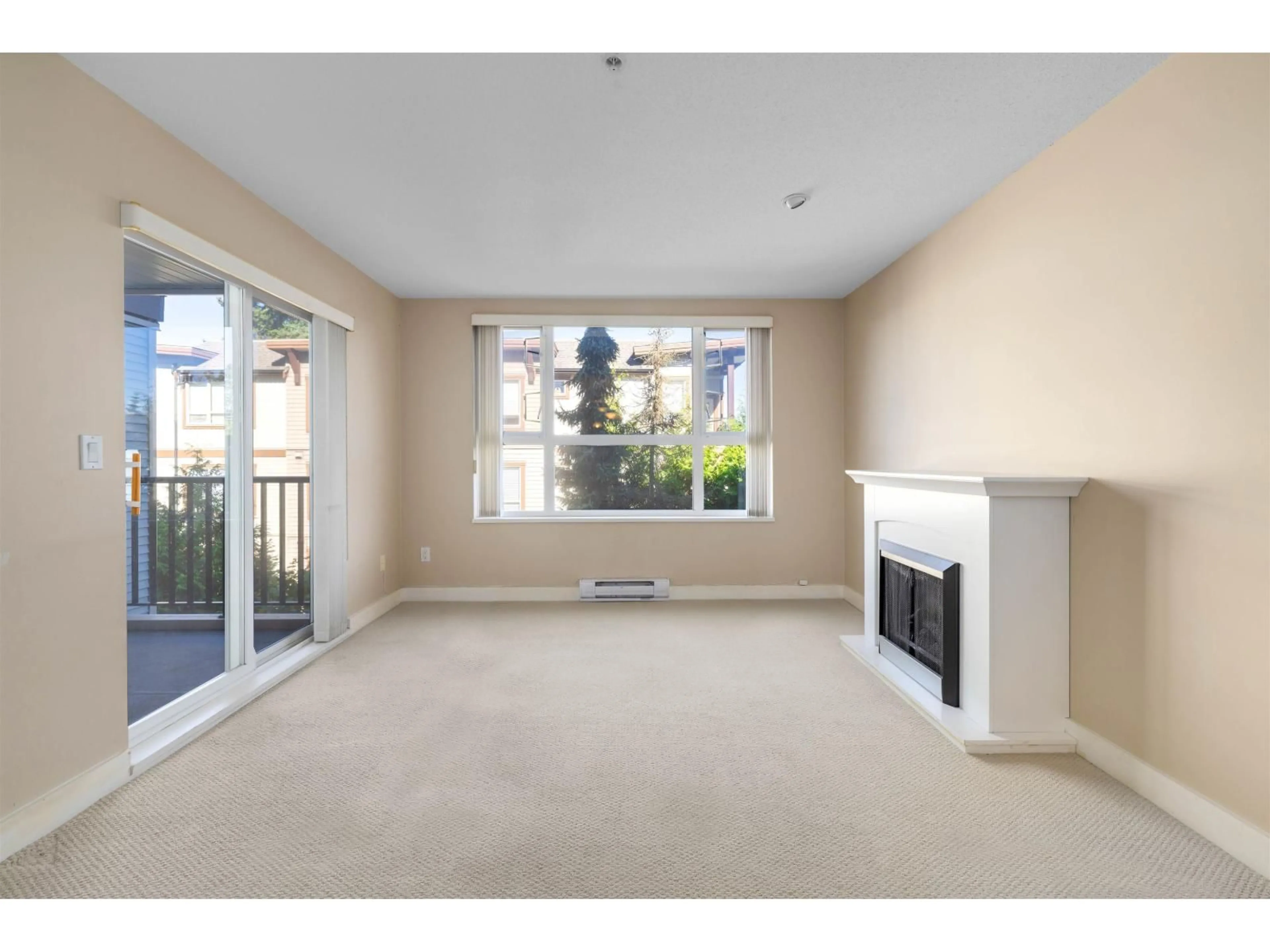 Living room with furniture, unknown for 305 - 15265 17A, Surrey British Columbia V4A1V4
