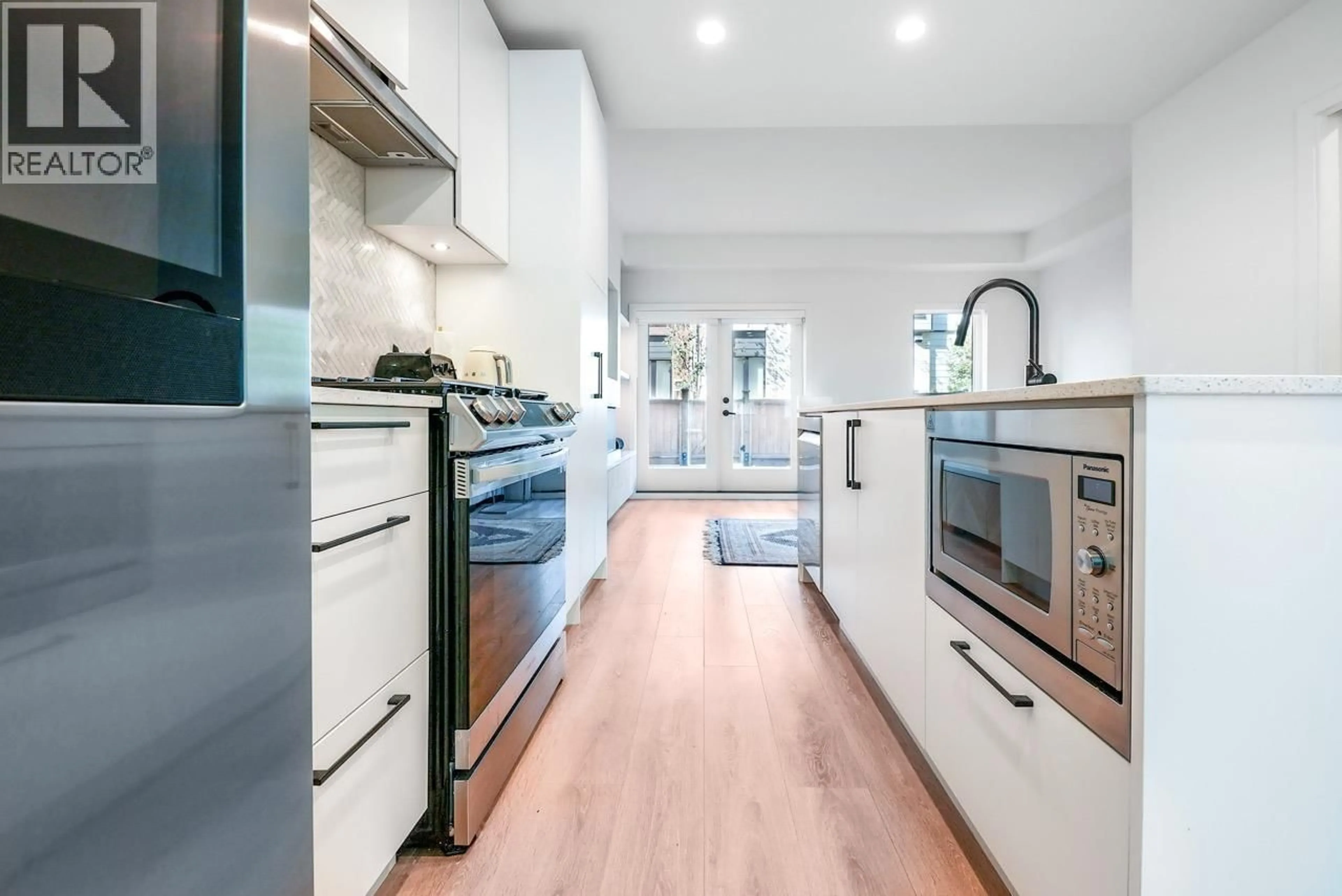 Contemporary kitchen, unknown for 137 - 535 2ND STREET, North Vancouver British Columbia V7L1E1