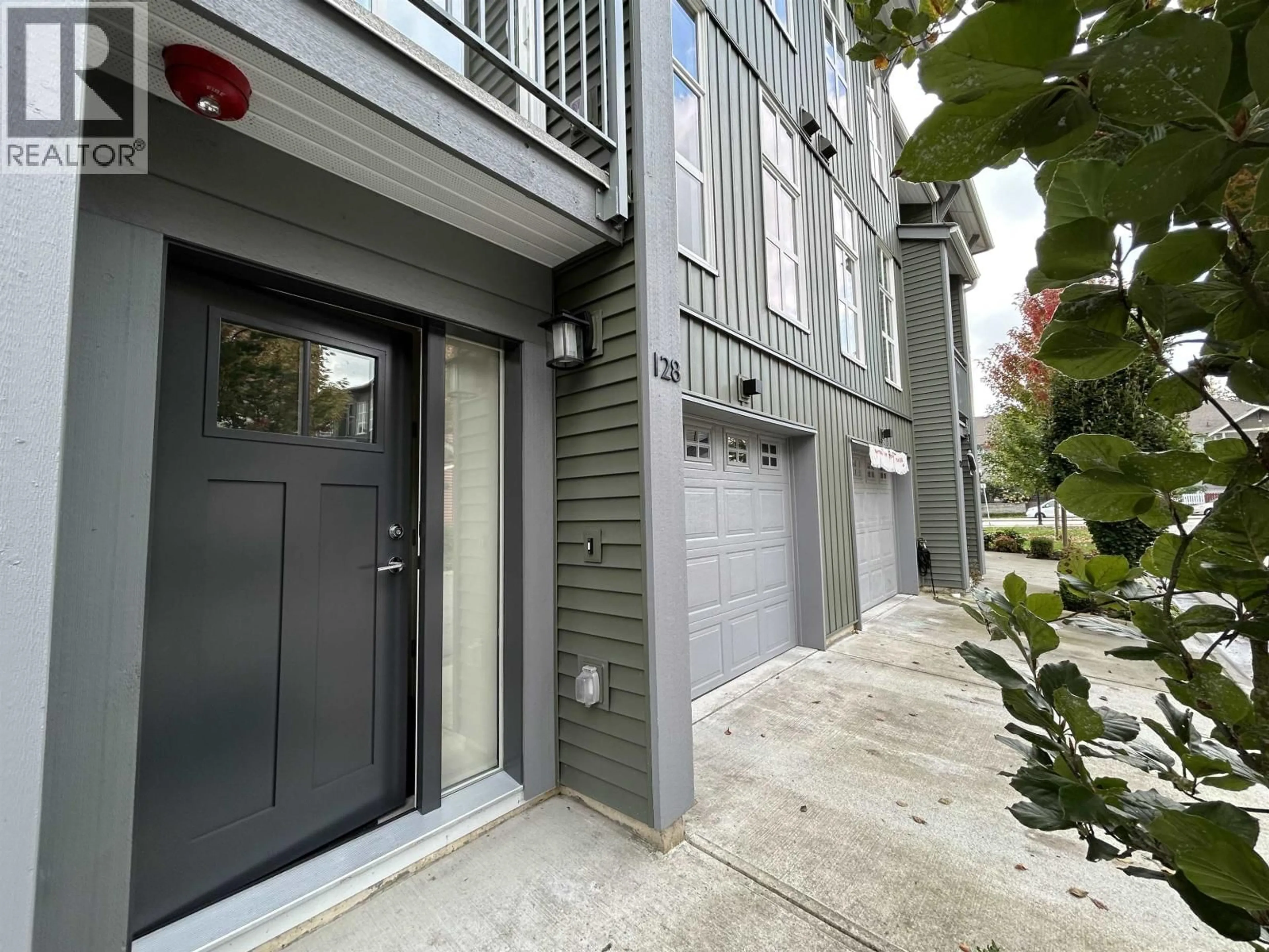 Indoor entryway for 128 - 24076 112 AVENUE, Maple Ridge British Columbia V2W0K2