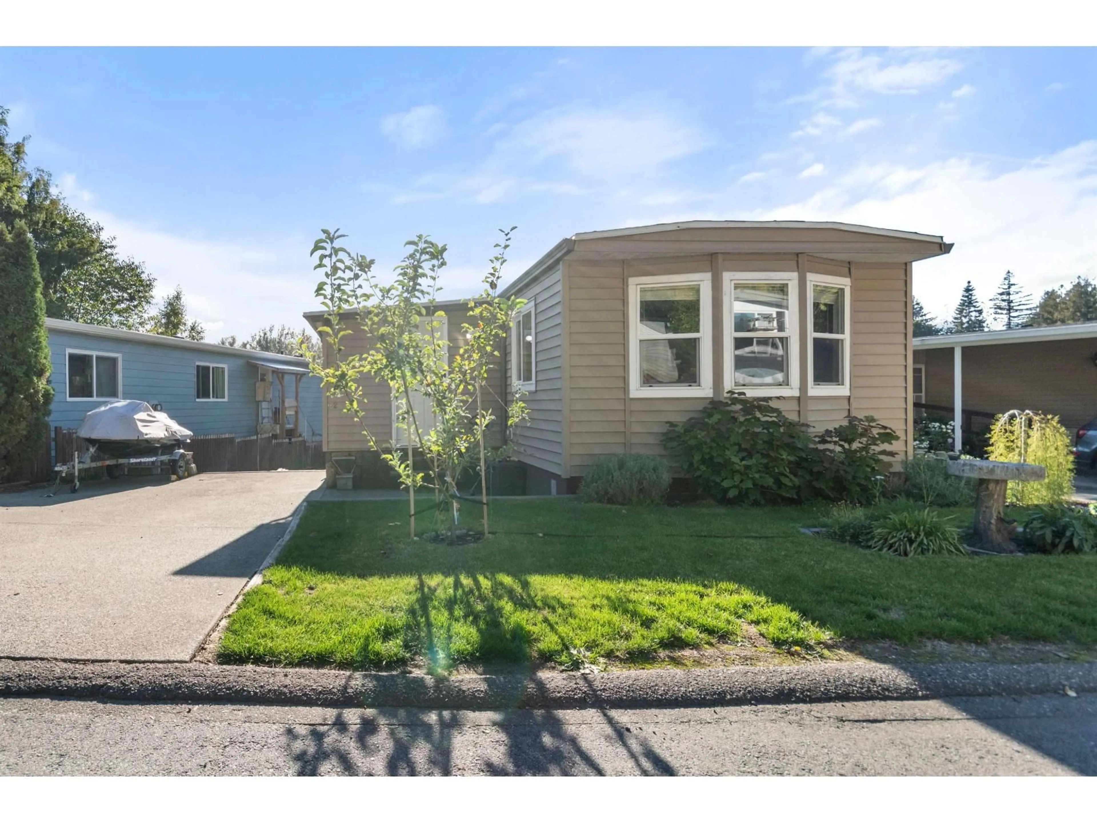 Home with vinyl exterior material, street for 62 - 46511 CHILLIWACK LAKE ROAD, Sardis - Chwk River Valley British Columbia V2R3S3