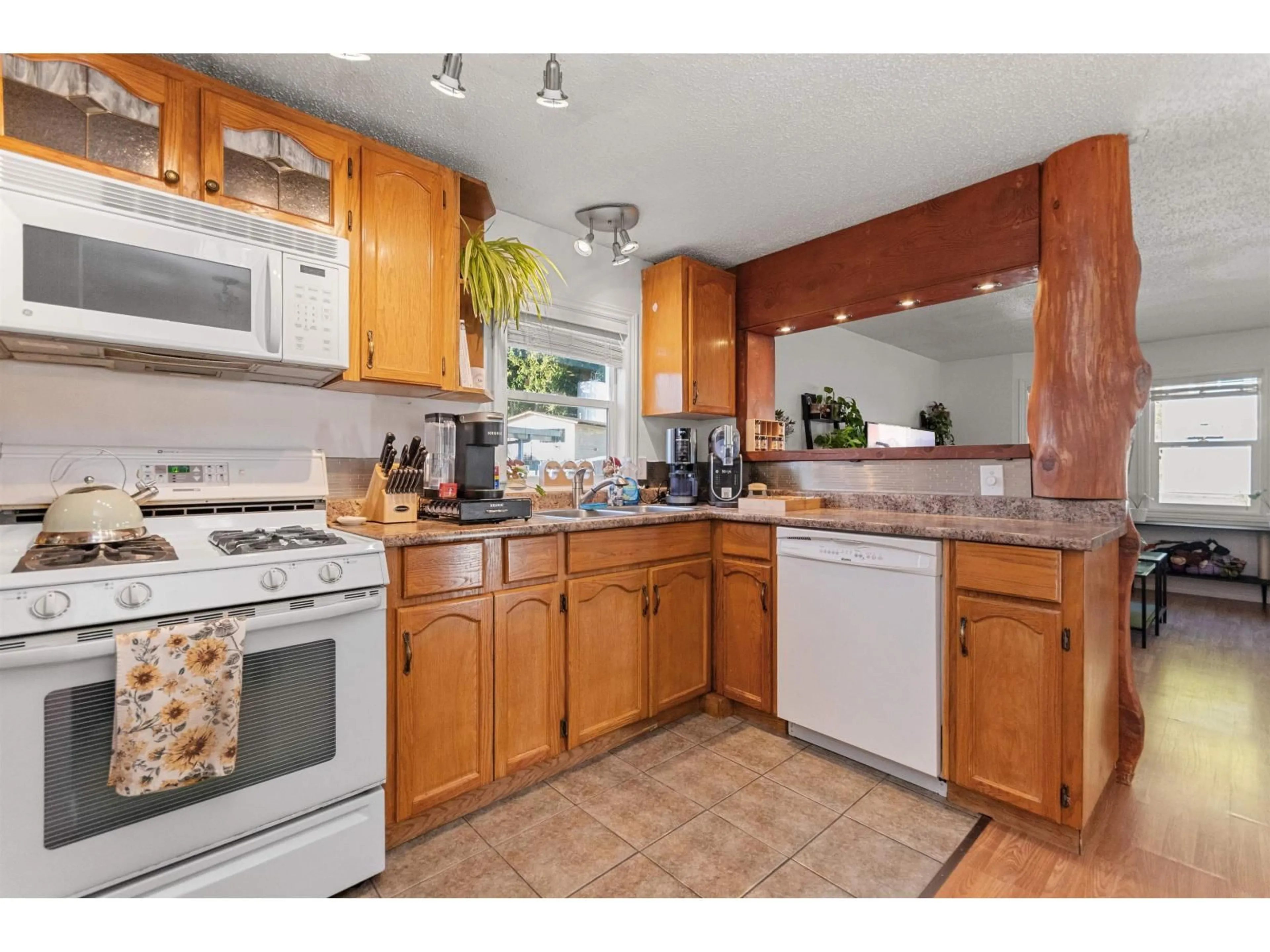 Standard kitchen, unknown for 62 - 46511 CHILLIWACK LAKE ROAD, Sardis - Chwk River Valley British Columbia V2R3S3