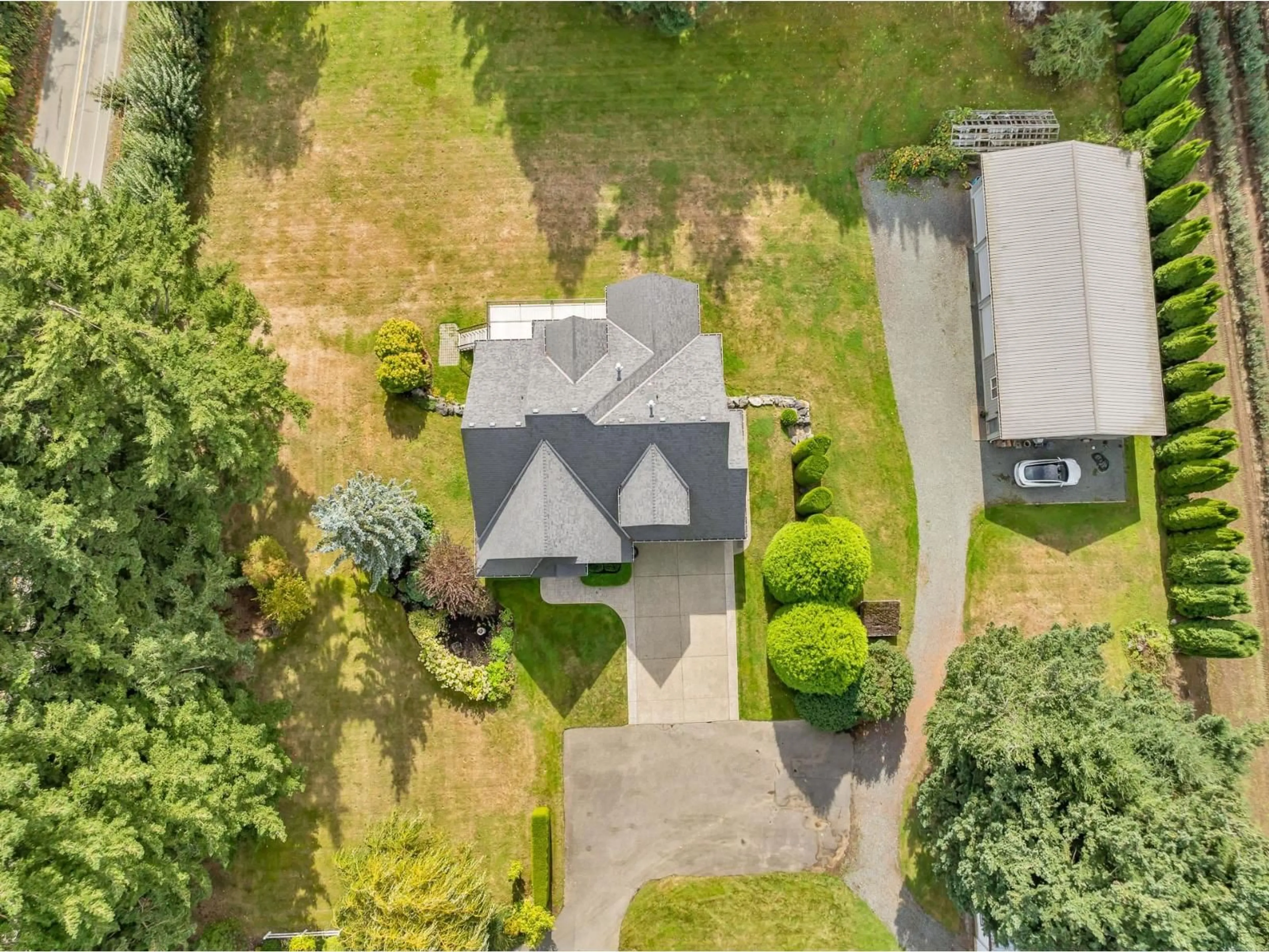 A pic from outside/outdoor area/front of a property/back of a property/a pic from drone, street for 487 MCKENZIE, Abbotsford British Columbia V2S7N4