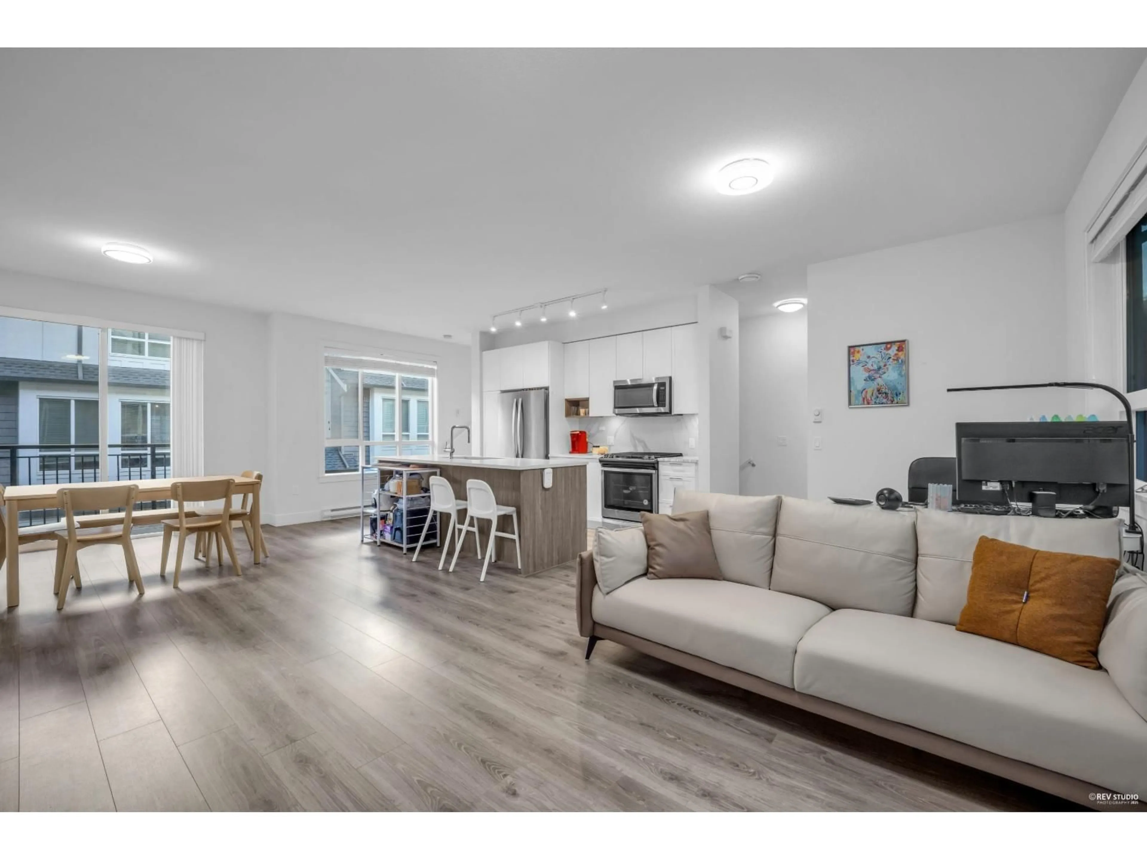 Living room with furniture, unknown for 103 - 9688 162A, Surrey British Columbia V4N6V3
