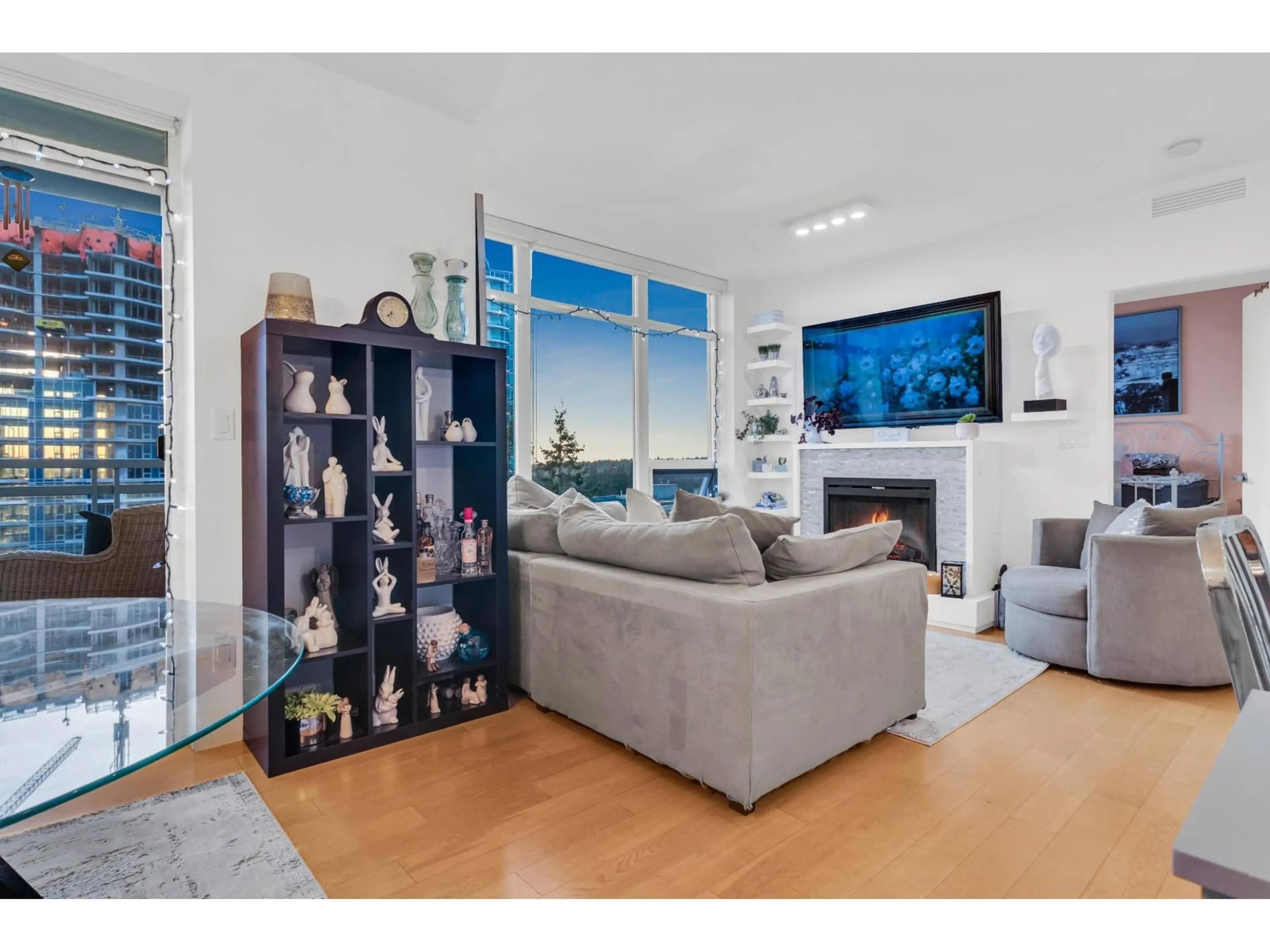 Living room with furniture, unknown for 1203 - 15152 RUSSELL, White Rock British Columbia V4B0A3