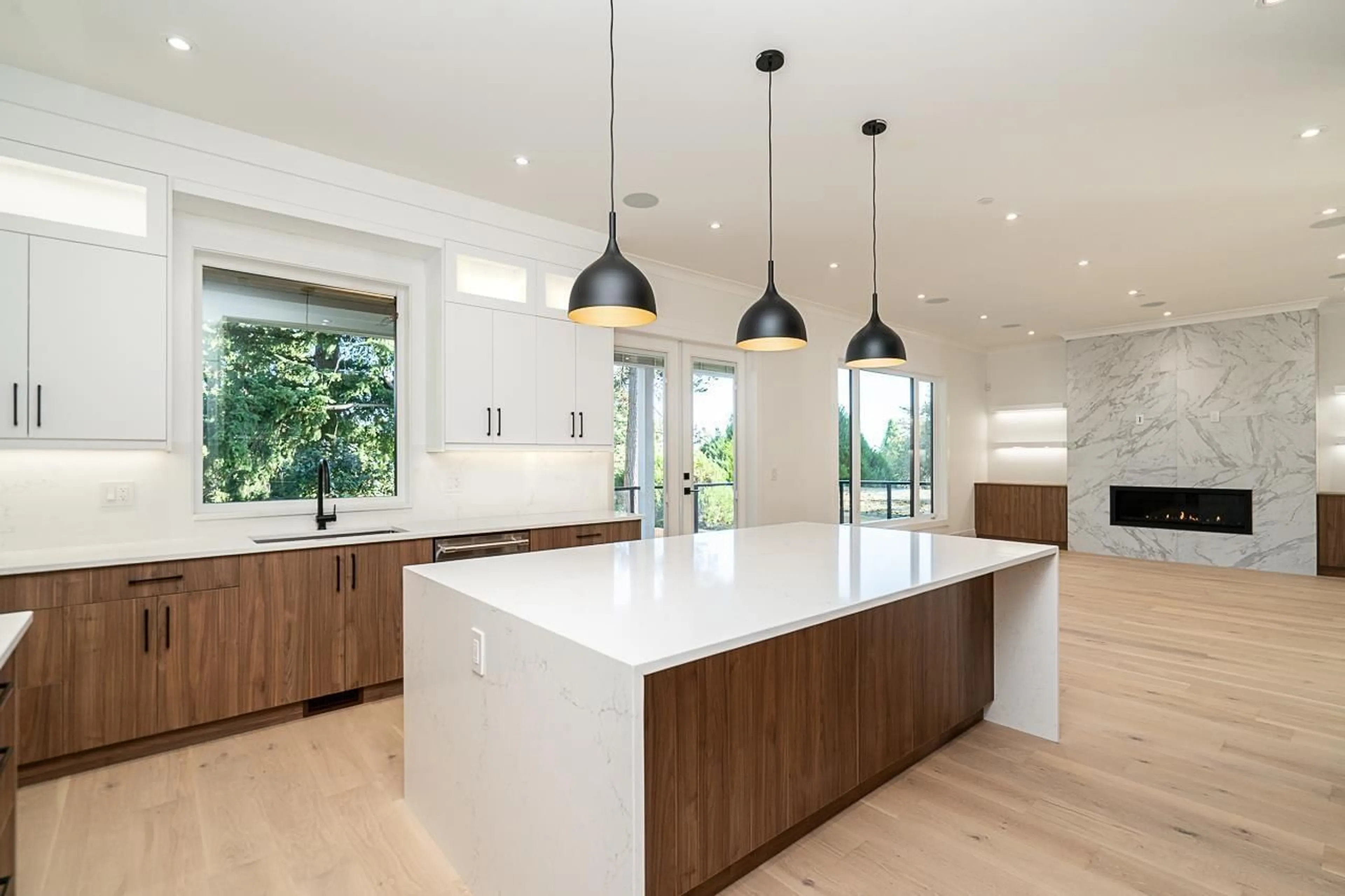 Contemporary kitchen, wood/laminate floor for 1232 PARKER, White Rock British Columbia V4B4S1