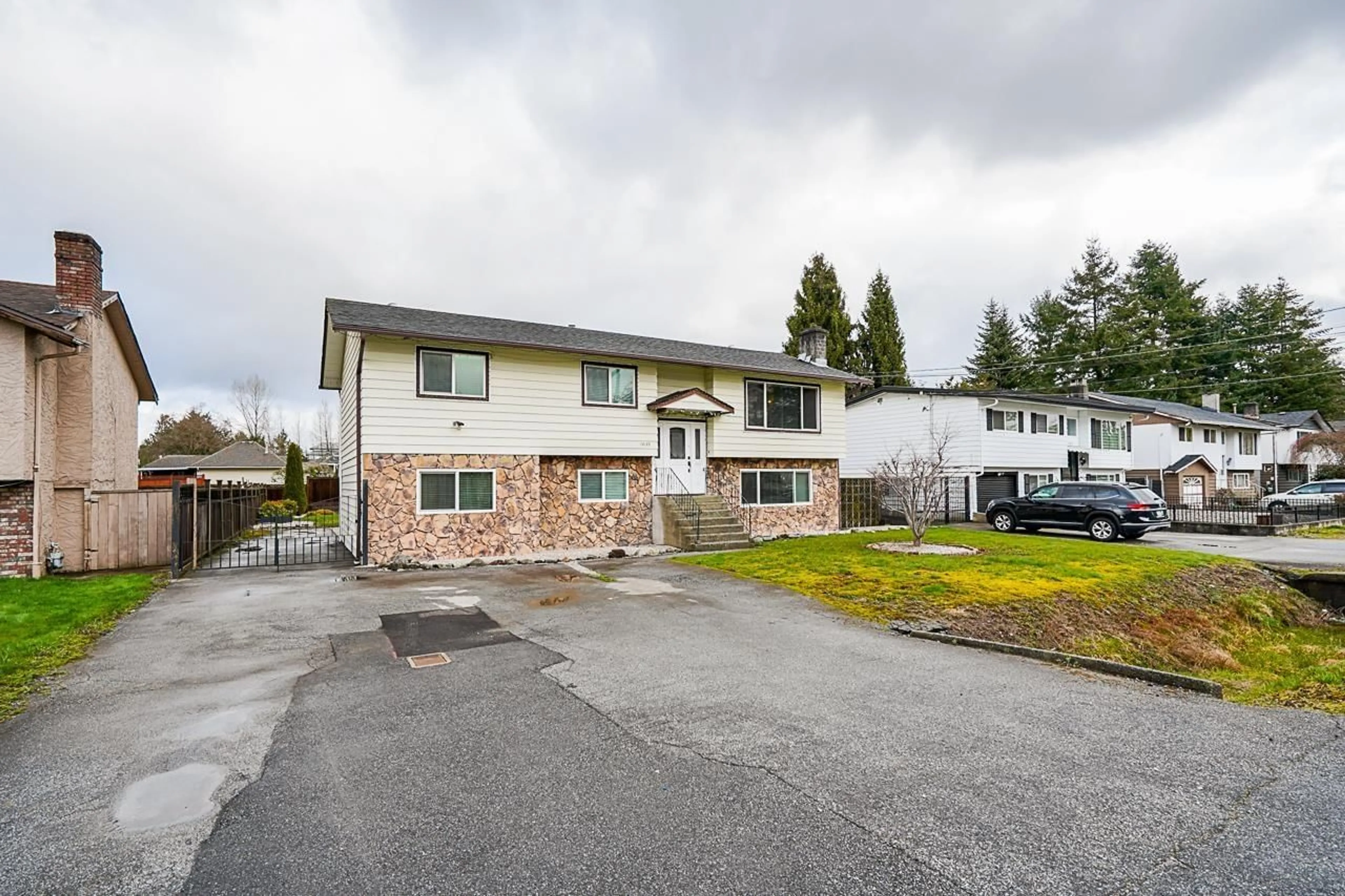 A pic from outside/outdoor area/front of a property/back of a property/a pic from drone, street for 14145 101, Surrey British Columbia V3T1L7