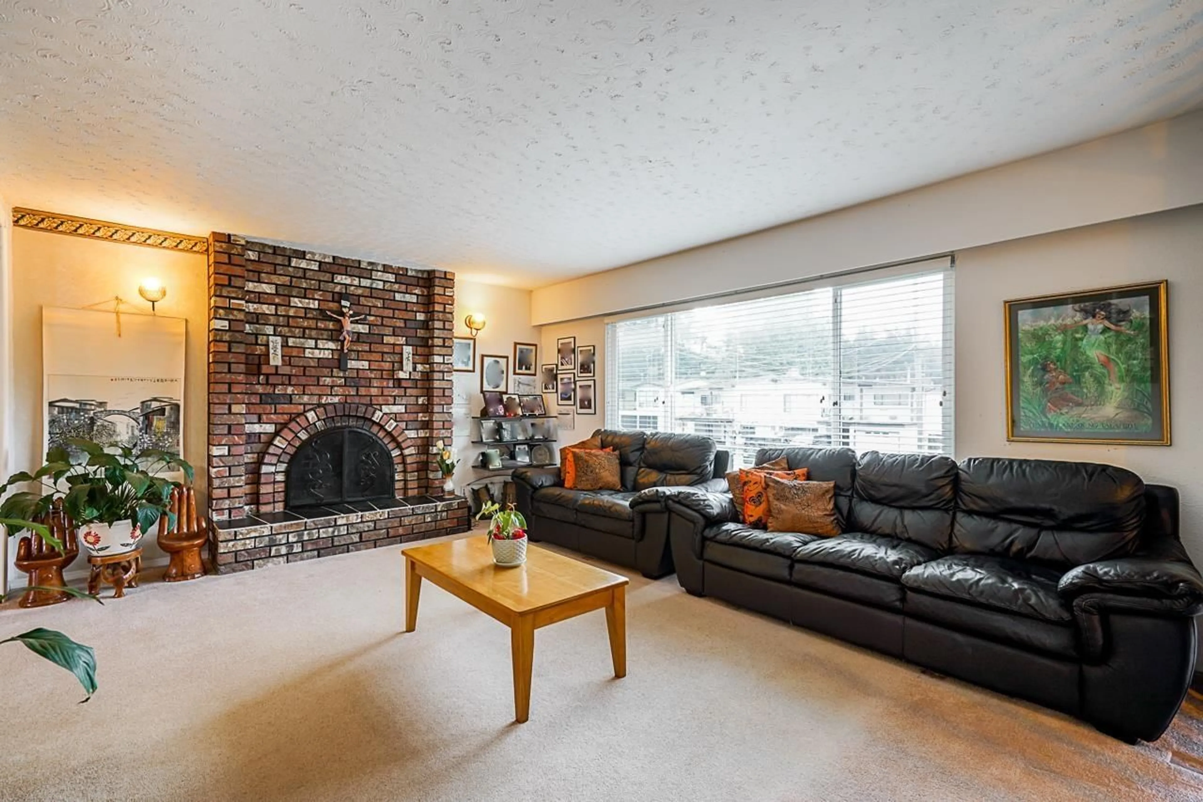 Living room with furniture, unknown for 14145 101, Surrey British Columbia V3T1L7