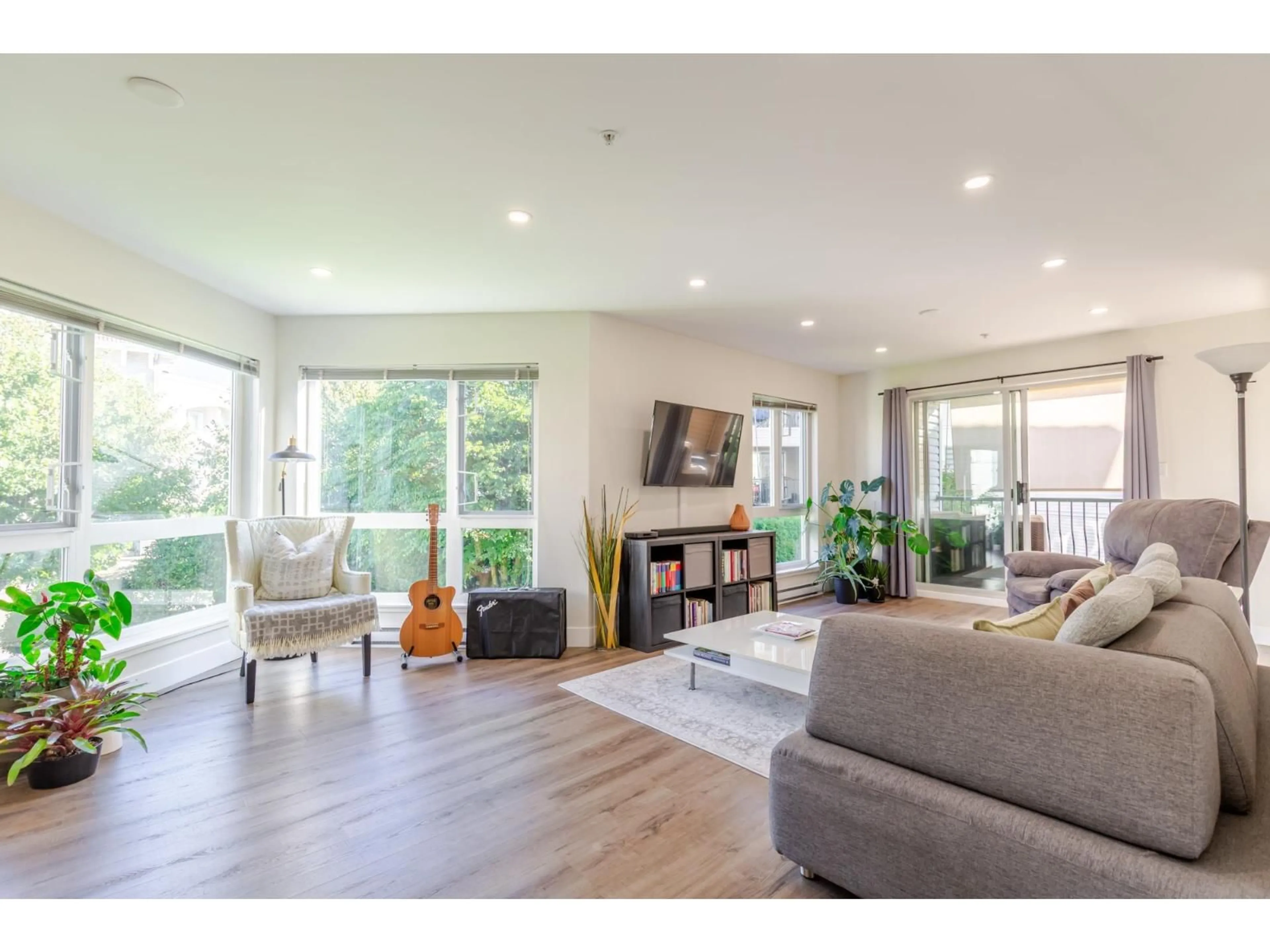 Living room with furniture, wood/laminate floor for 202 - 3172 GLADWIN, Abbotsford British Columbia V2T5T3