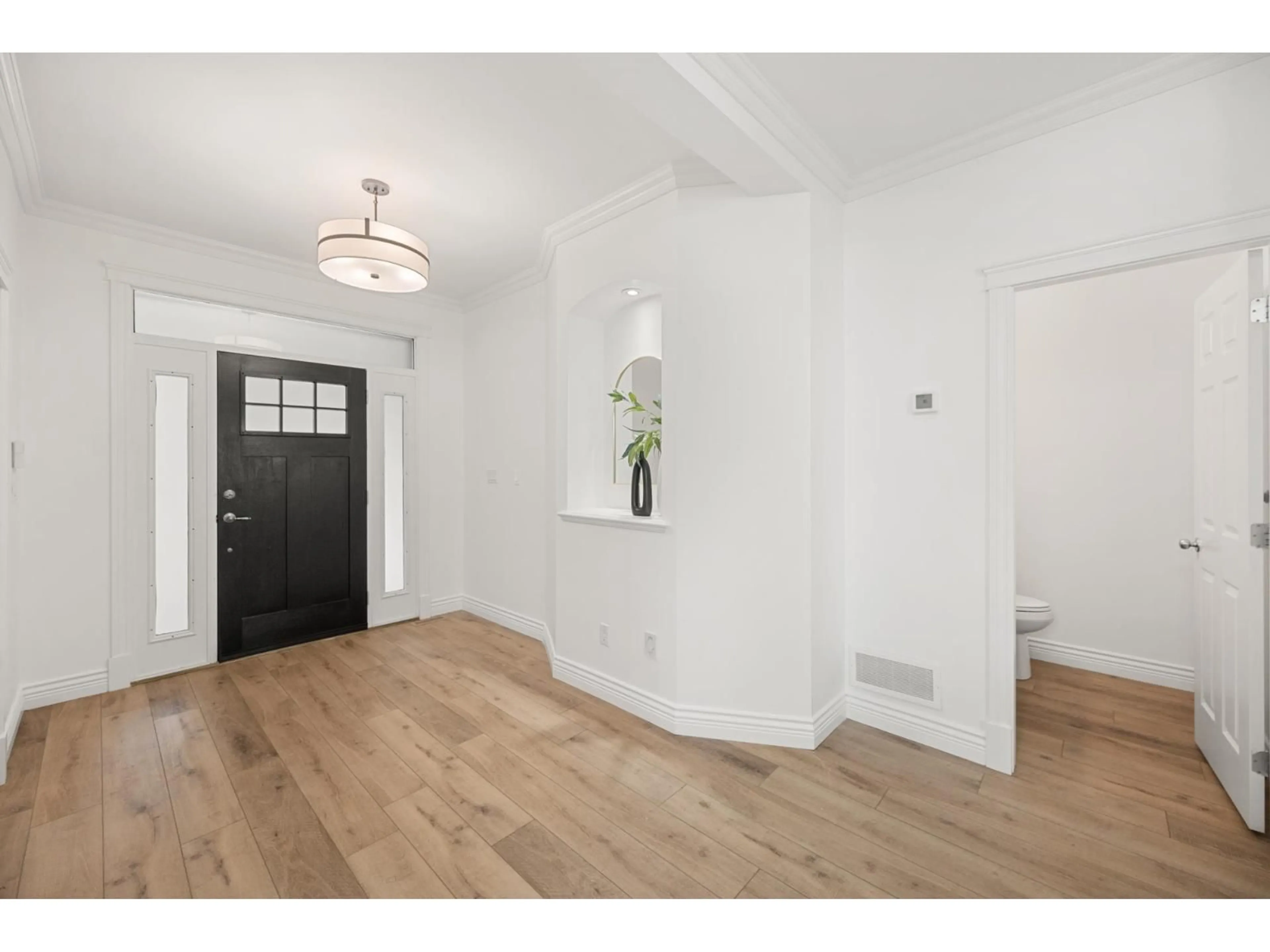 Indoor entryway for 18667 63A, Surrey British Columbia V3S8N1