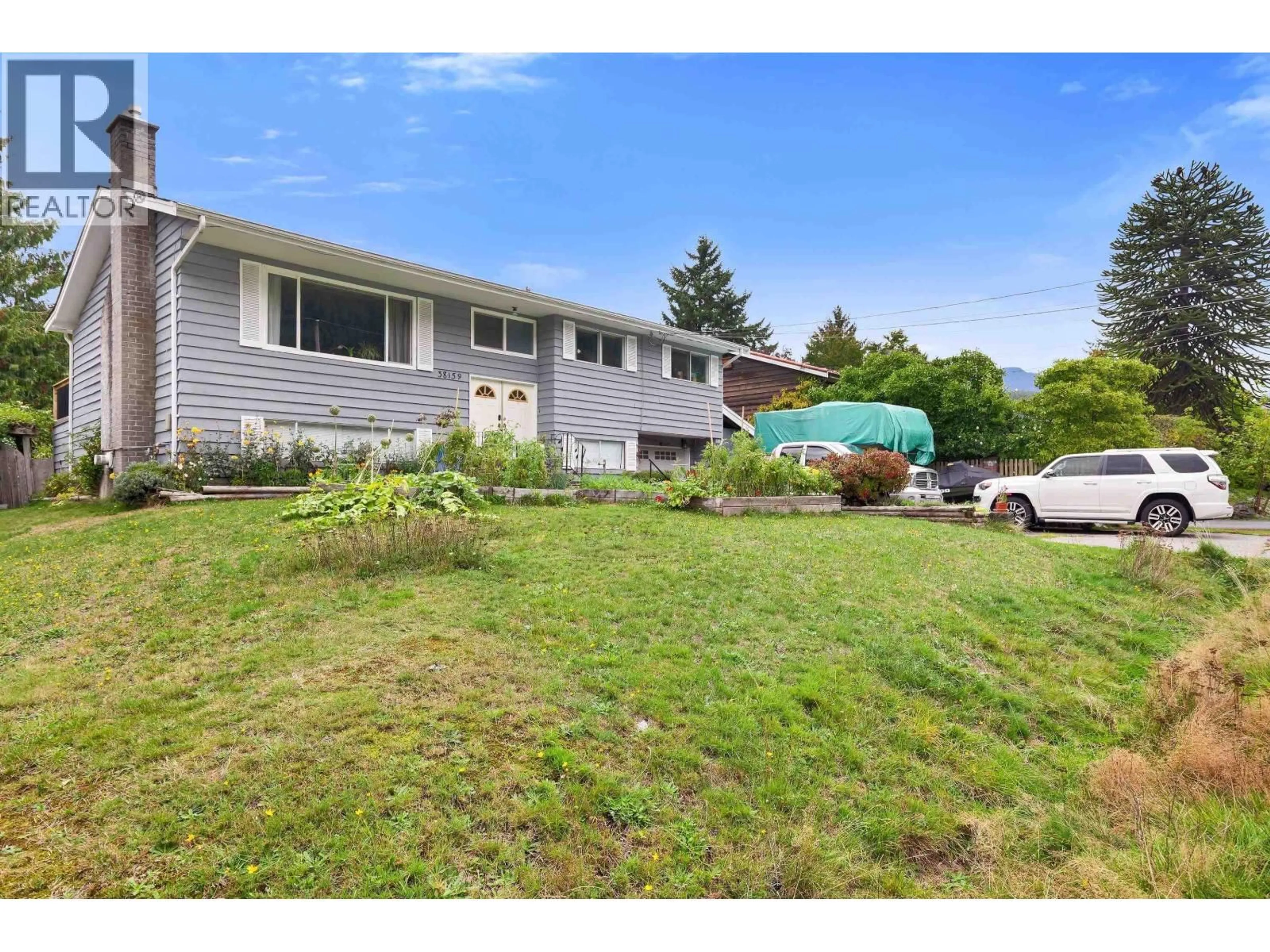 A pic from outside/outdoor area/front of a property/back of a property/a pic from drone, street for 38159 HEMLOCK AVENUE, Squamish British Columbia V8B0X6