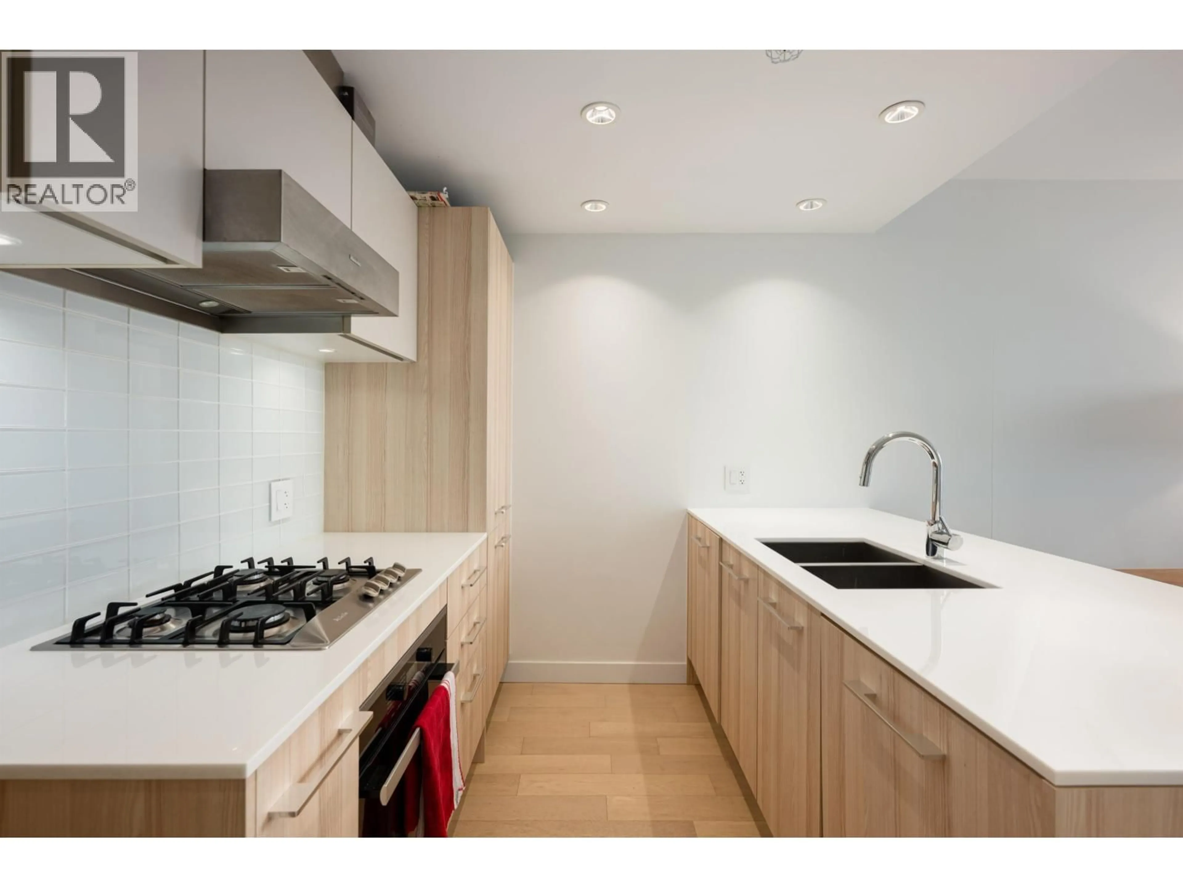 Standard kitchen, wood/laminate floor for 1606 - 2220 KINGSWAY, Vancouver British Columbia V5N2T7