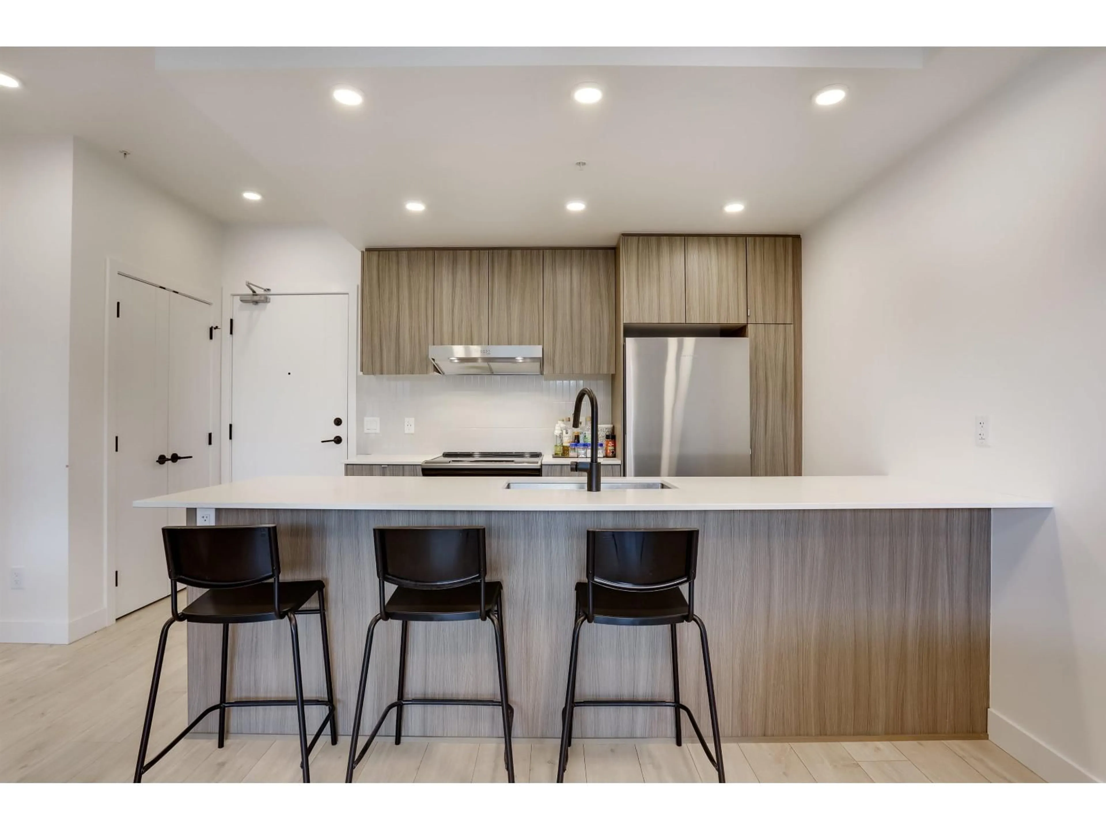 Open concept kitchen, unknown for 202 - 32838 LANDEAU, Abbotsford British Columbia V2S0M6