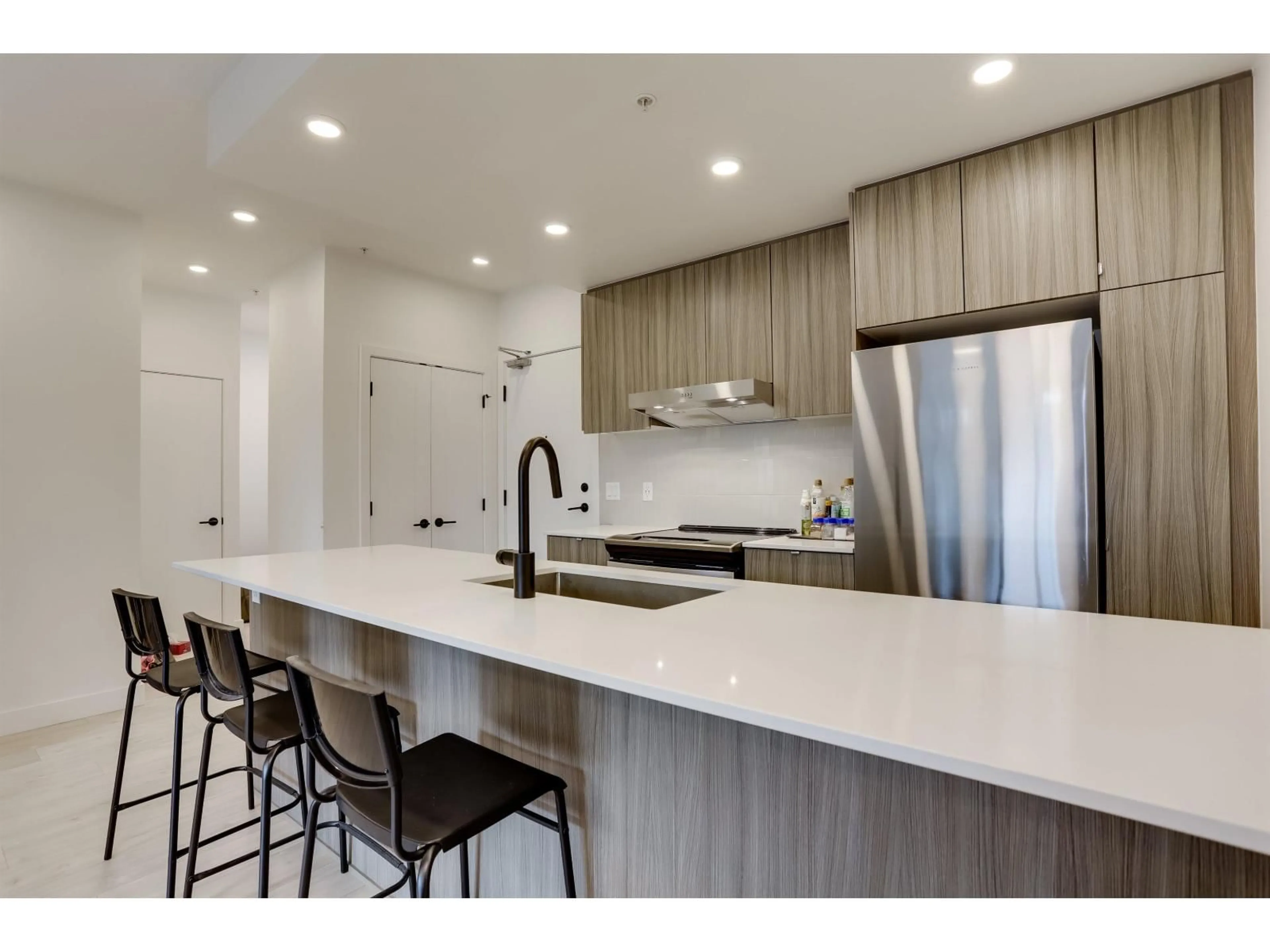 Open concept kitchen, unknown for 202 - 32838 LANDEAU, Abbotsford British Columbia V2S0M6