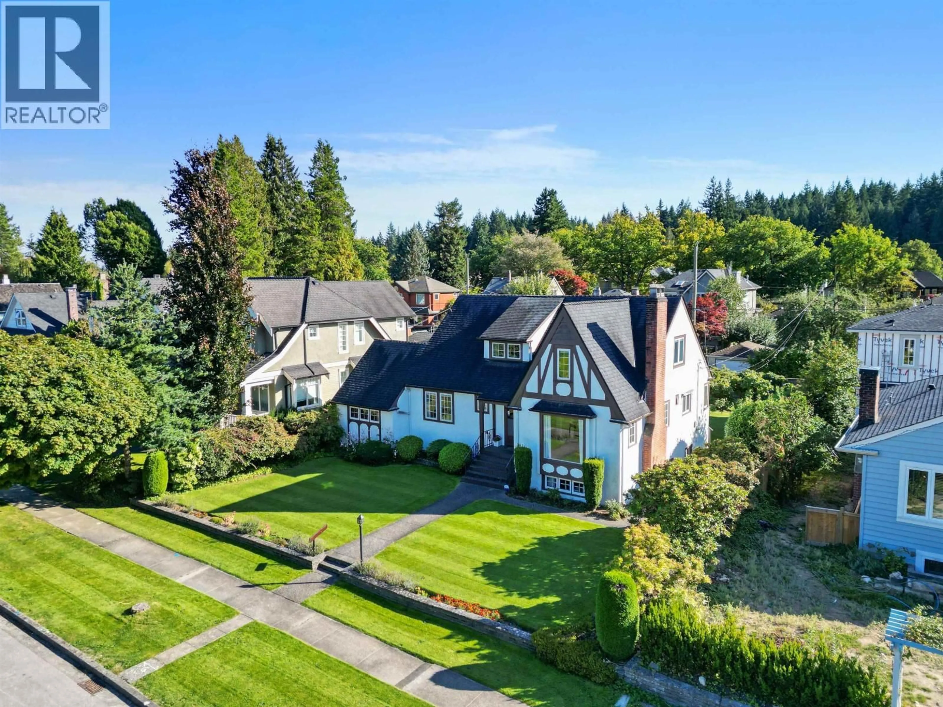 A pic from outside/outdoor area/front of a property/back of a property/a pic from drone, street for 4664 13TH AVENUE, Vancouver British Columbia V6R2V7