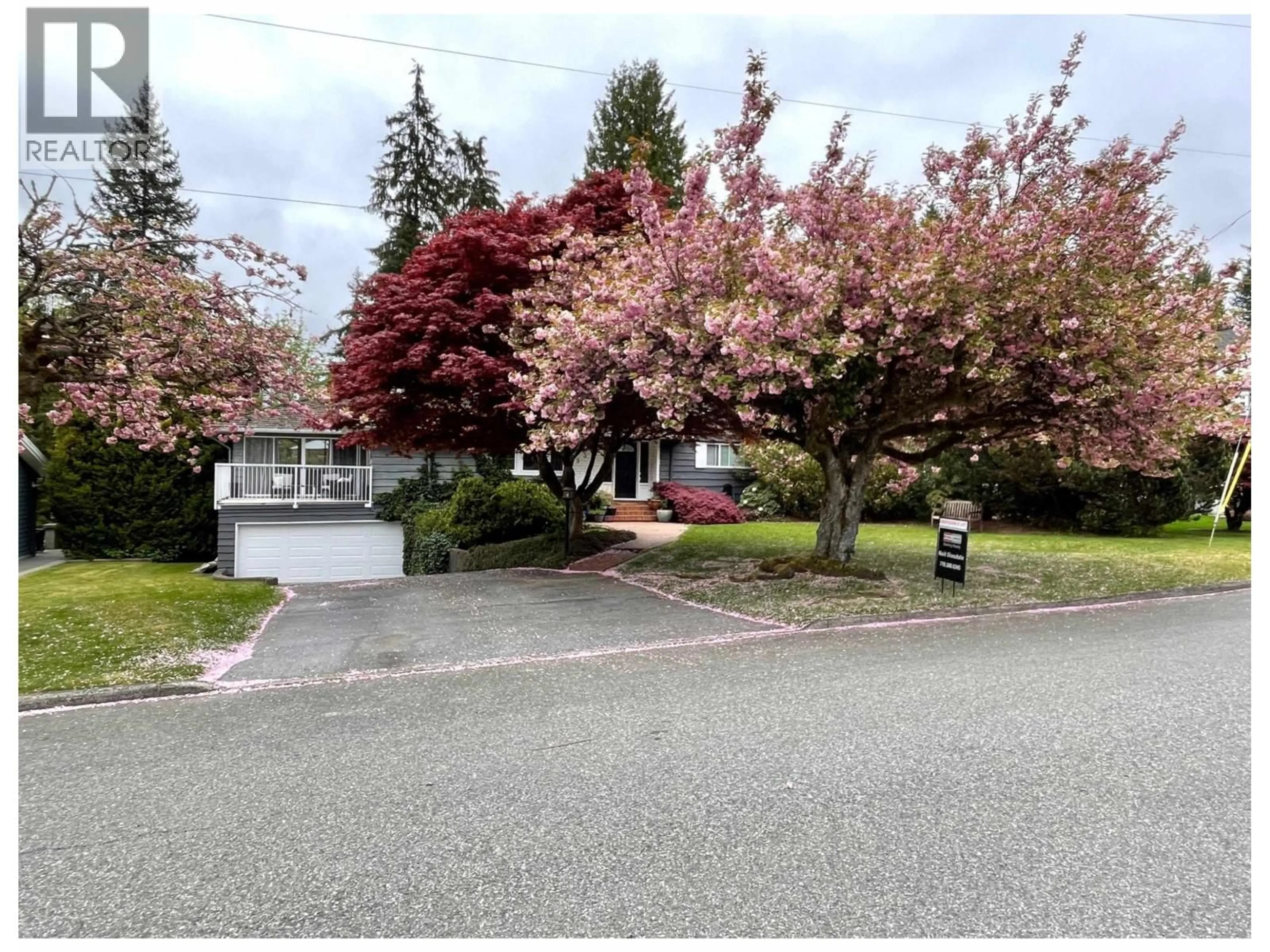 A pic from outside/outdoor area/front of a property/back of a property/a pic from drone, street for 939 SELKIRK CRESCENT, Coquitlam British Columbia V3J6E4