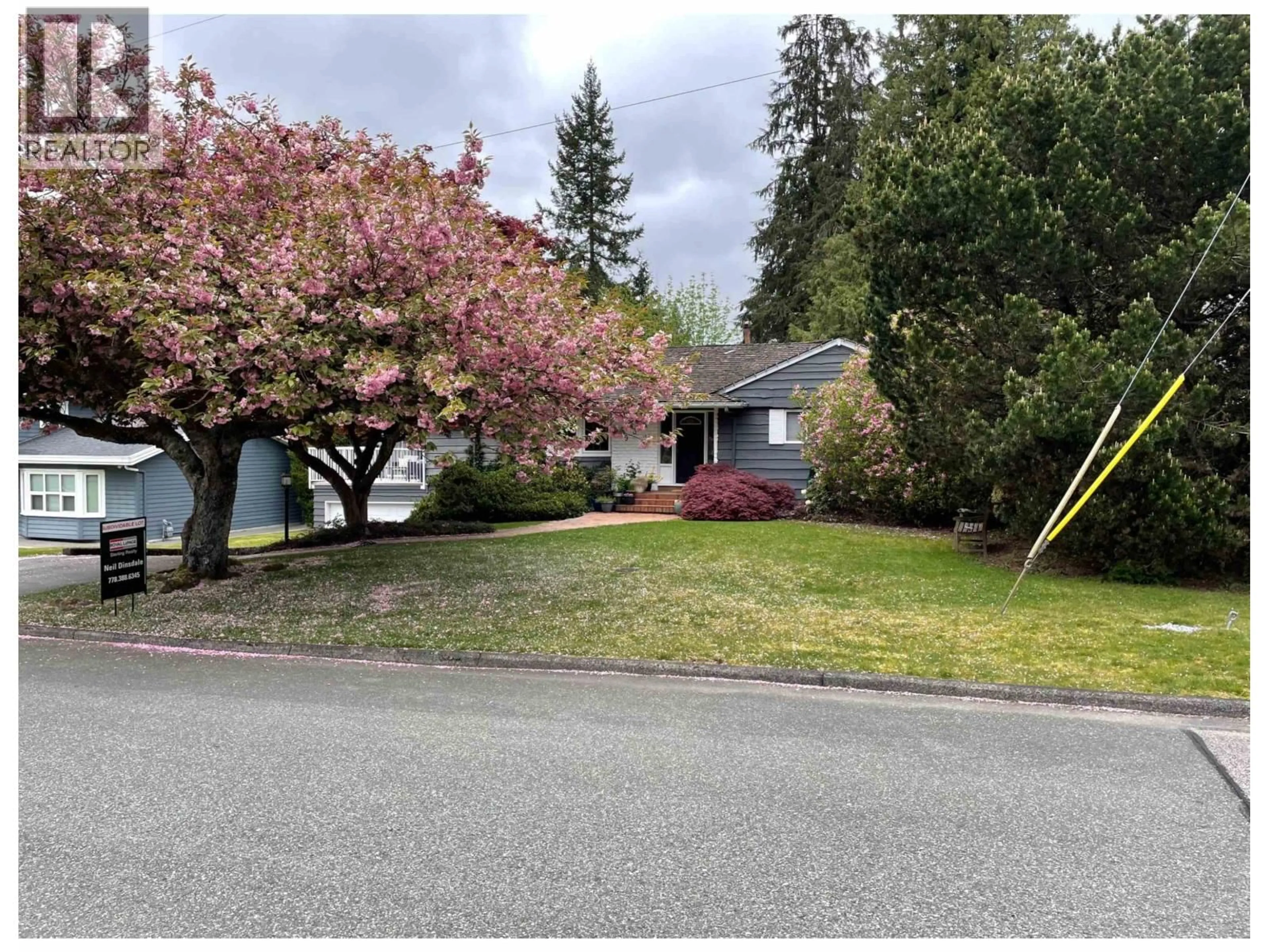 A pic from outside/outdoor area/front of a property/back of a property/a pic from drone, street for 939 SELKIRK CRESCENT, Coquitlam British Columbia V3J6E4