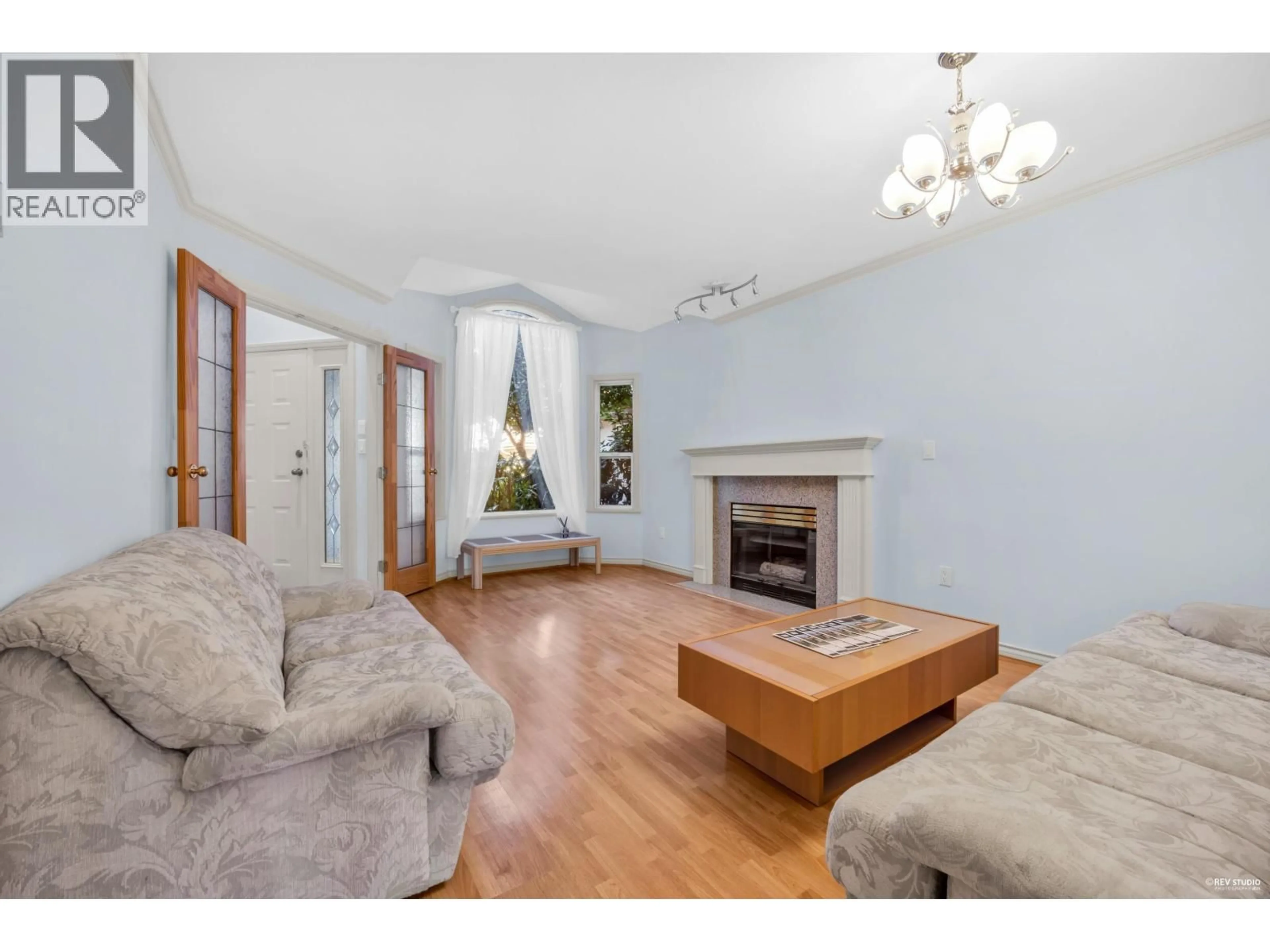 Living room with furniture, wood/laminate floor for 6 - 8151 GARDEN CITY ROAD, Richmond British Columbia V6Y2P1