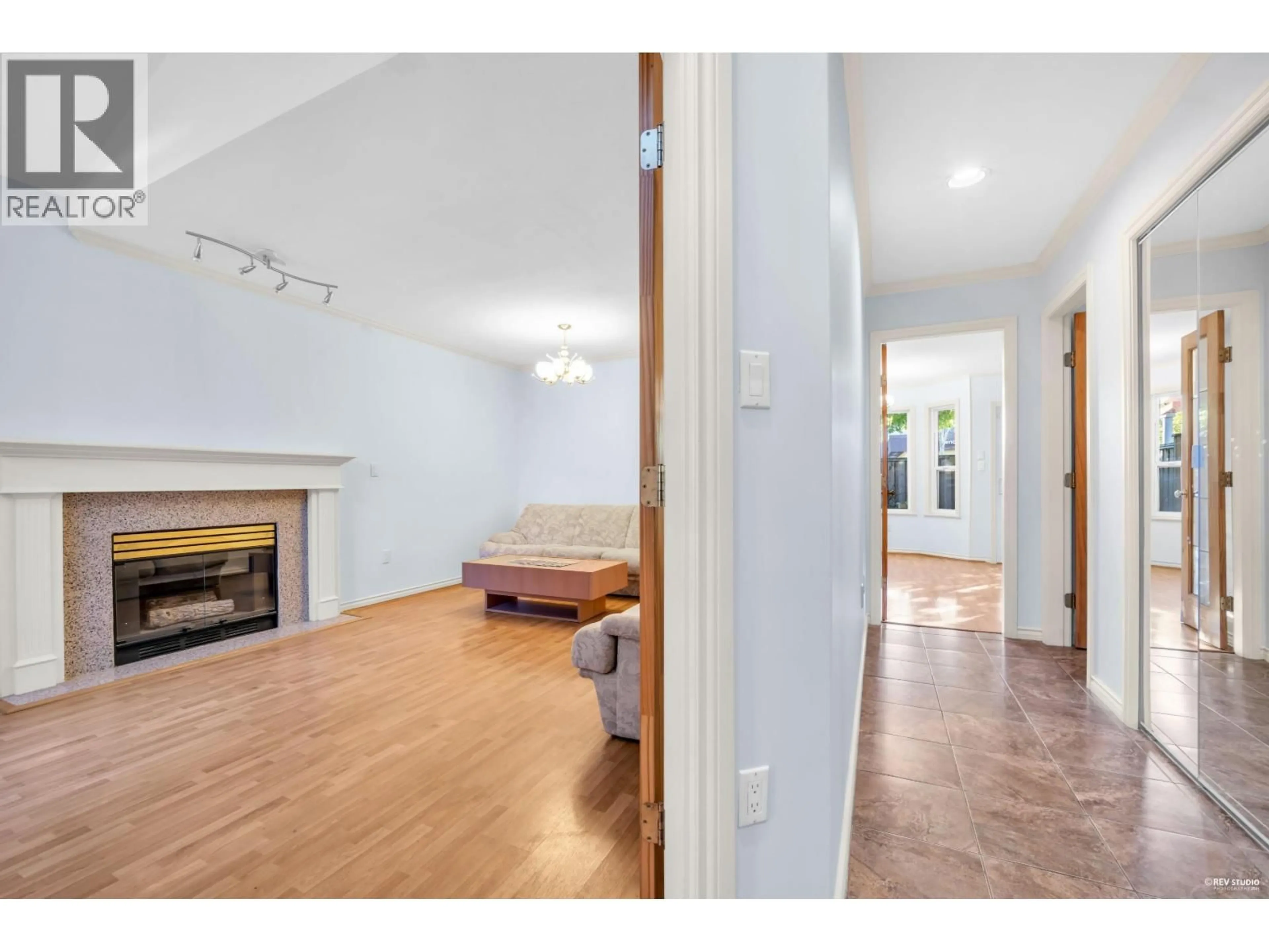 Indoor entryway for 6 - 8151 GARDEN CITY ROAD, Richmond British Columbia V6Y2P1