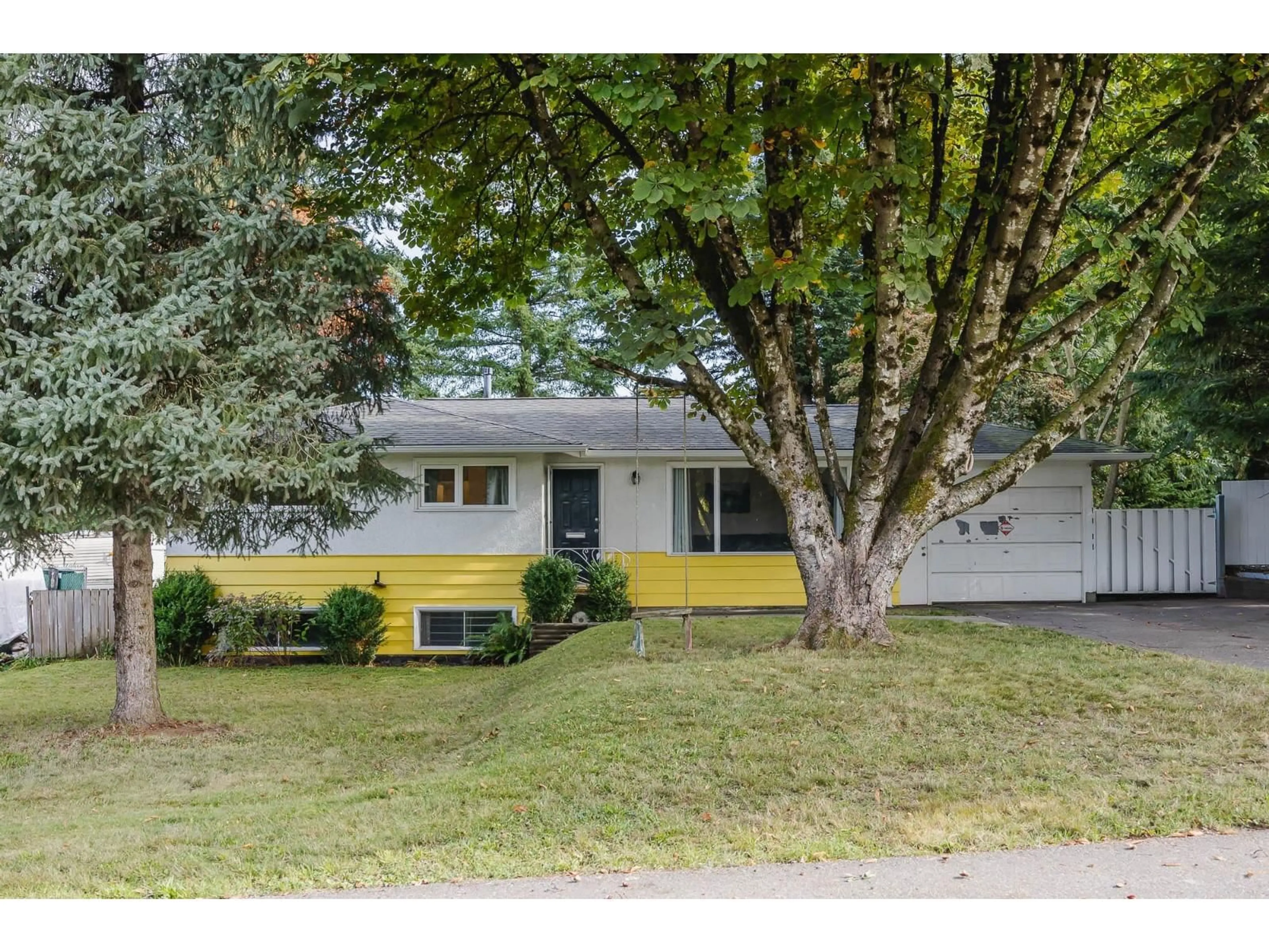 Home with vinyl exterior material, street for 2296 ALEXANDER, Abbotsford British Columbia V2S3W4