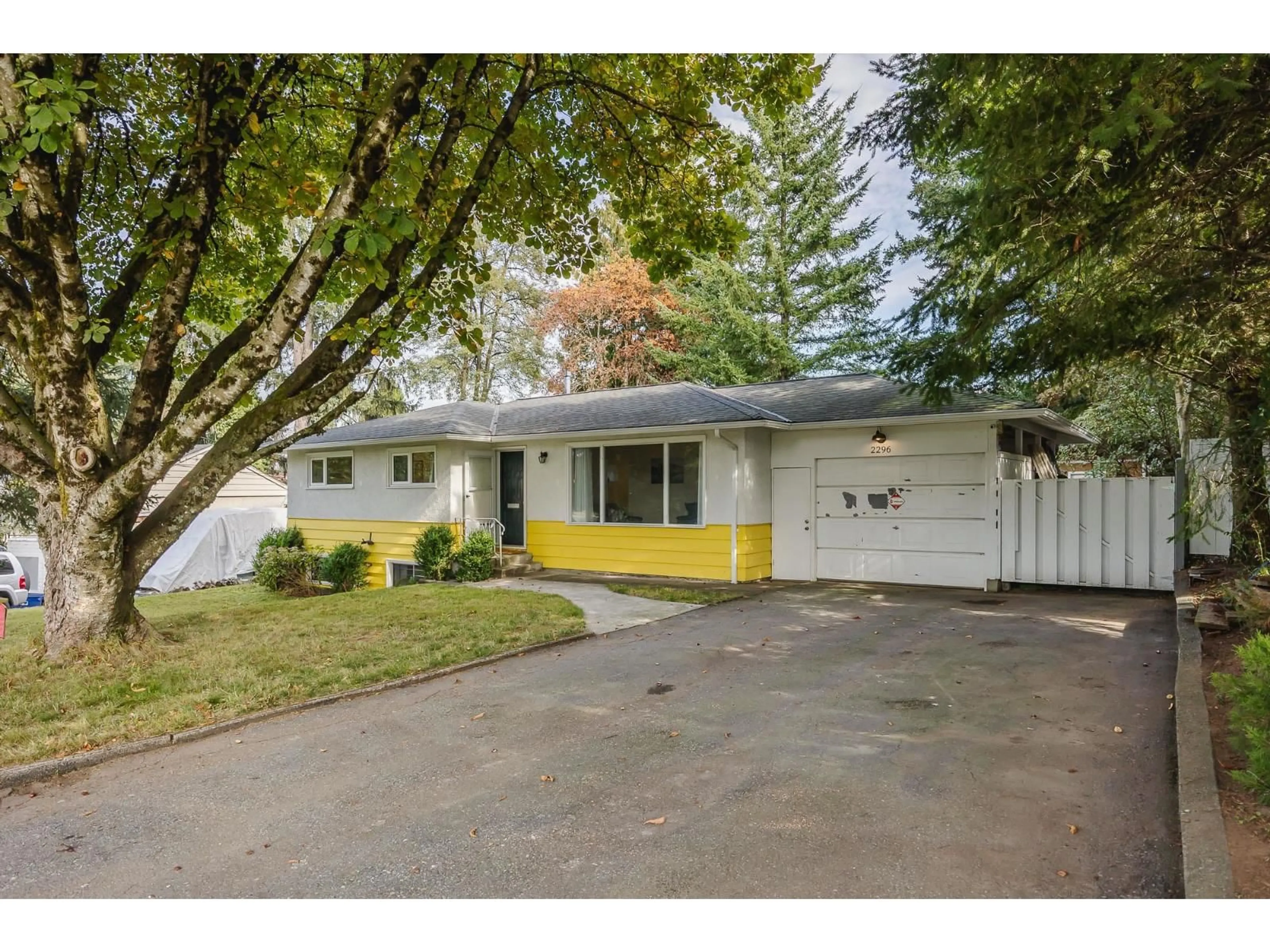 Home with vinyl exterior material, street for 2296 ALEXANDER, Abbotsford British Columbia V2S3W4