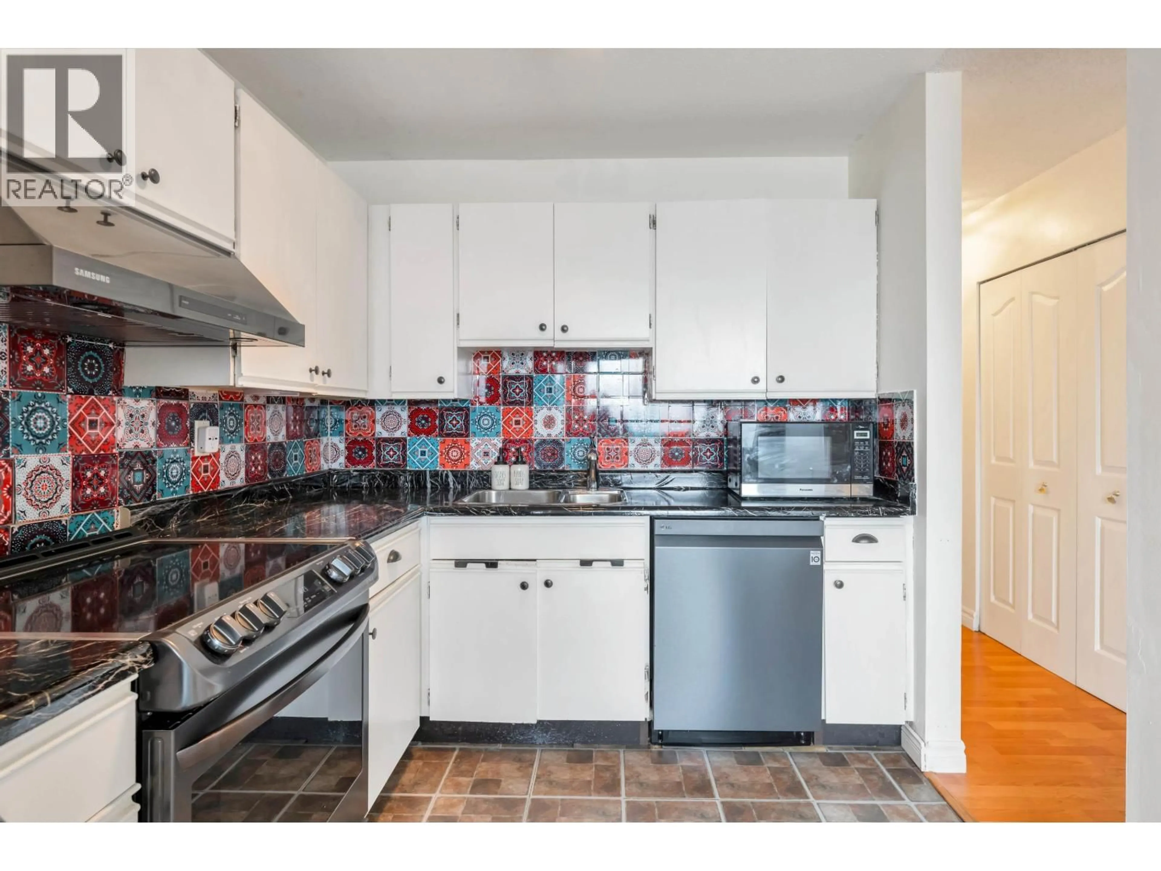 Standard kitchen, ceramic/tile floor for 204 - 1195 PIPELINE ROAD, Coquitlam British Columbia V3B6J5