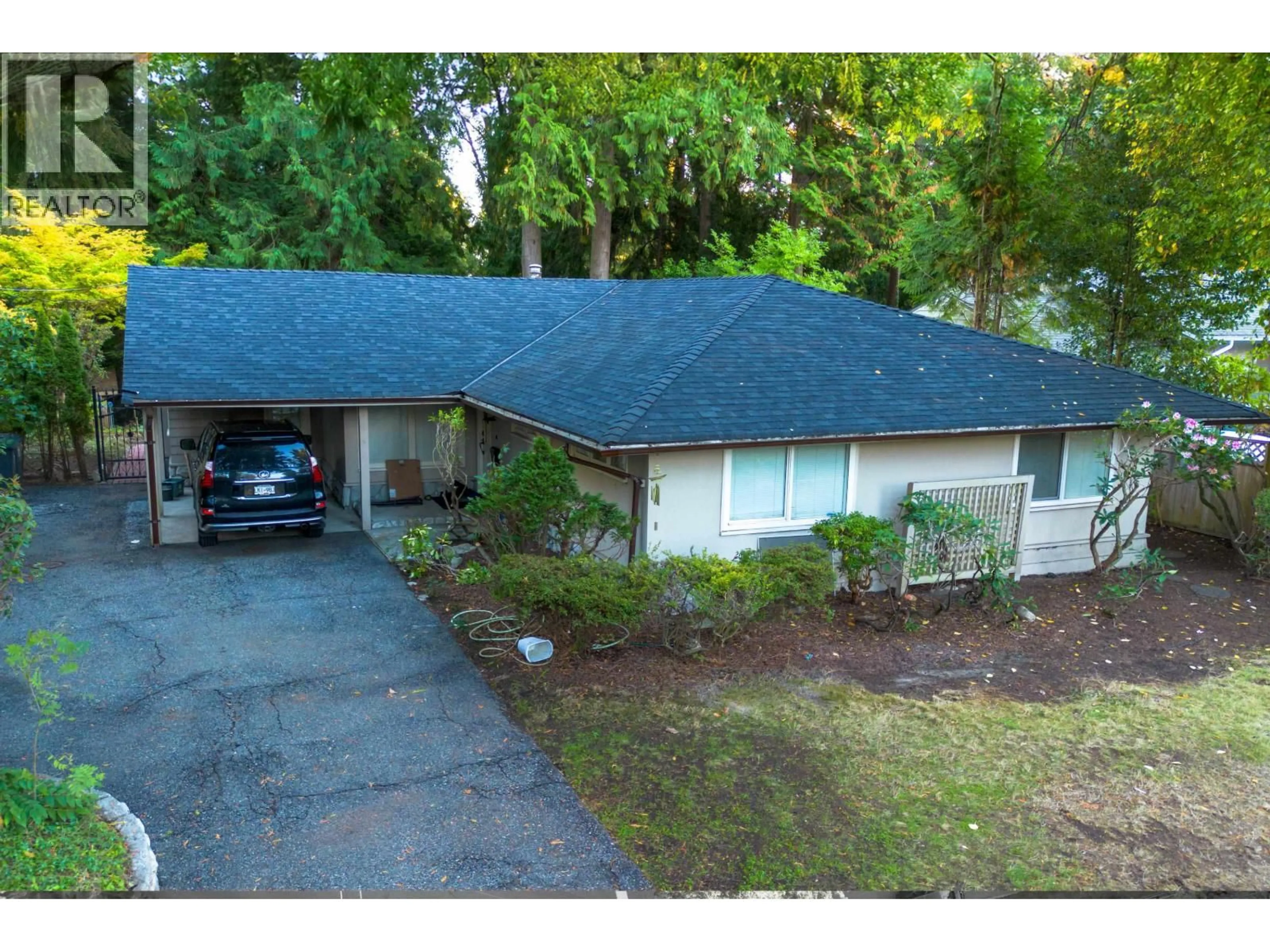 A pic from outside/outdoor area/front of a property/back of a property/a pic from drone, street for 4025 SUNSET BOULEVARD, North Vancouver British Columbia V7R3Y6