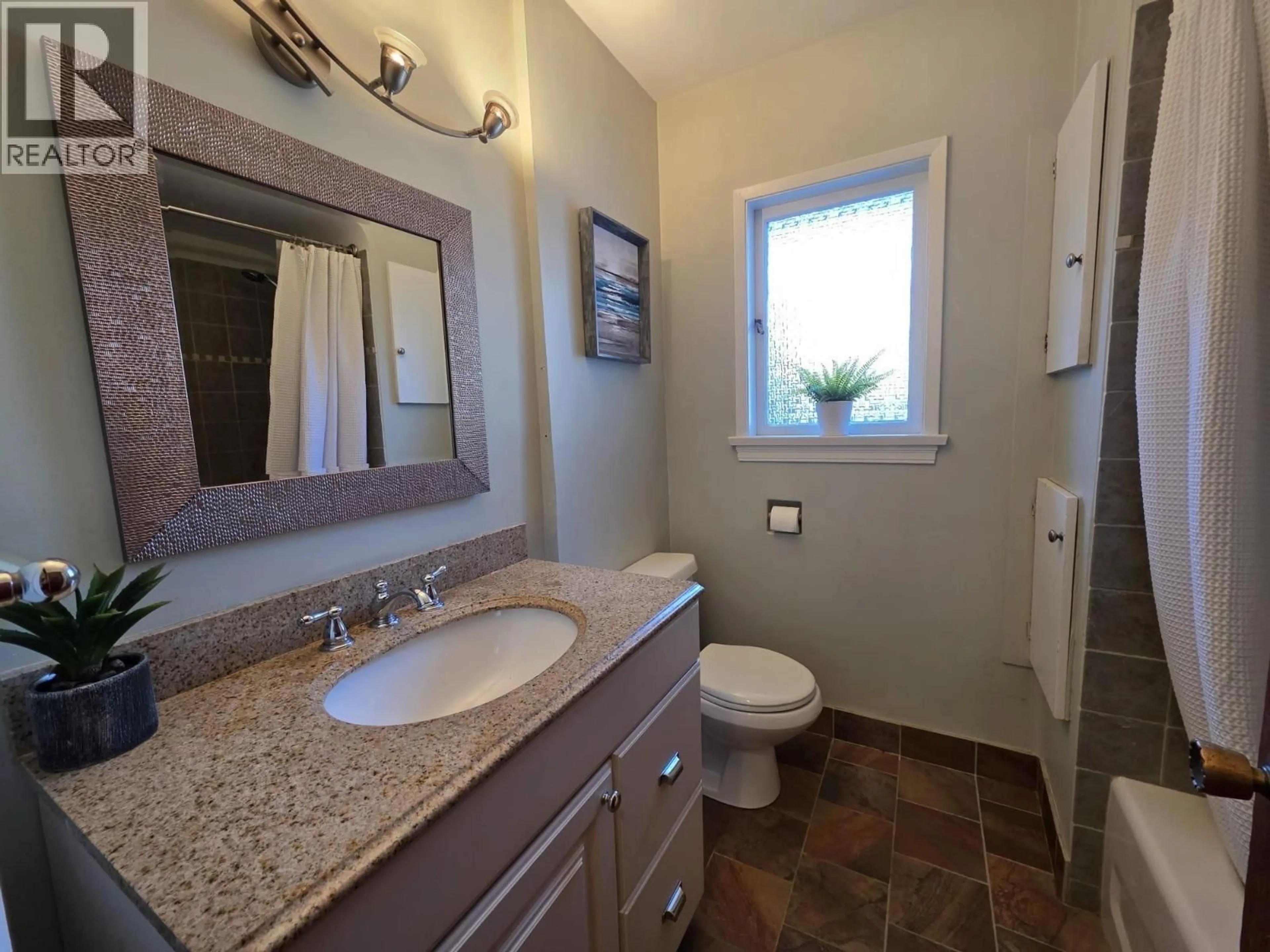 Standard bathroom, ceramic/tile floor for 2725 52ND AVENUE, Vancouver British Columbia V5S1S9