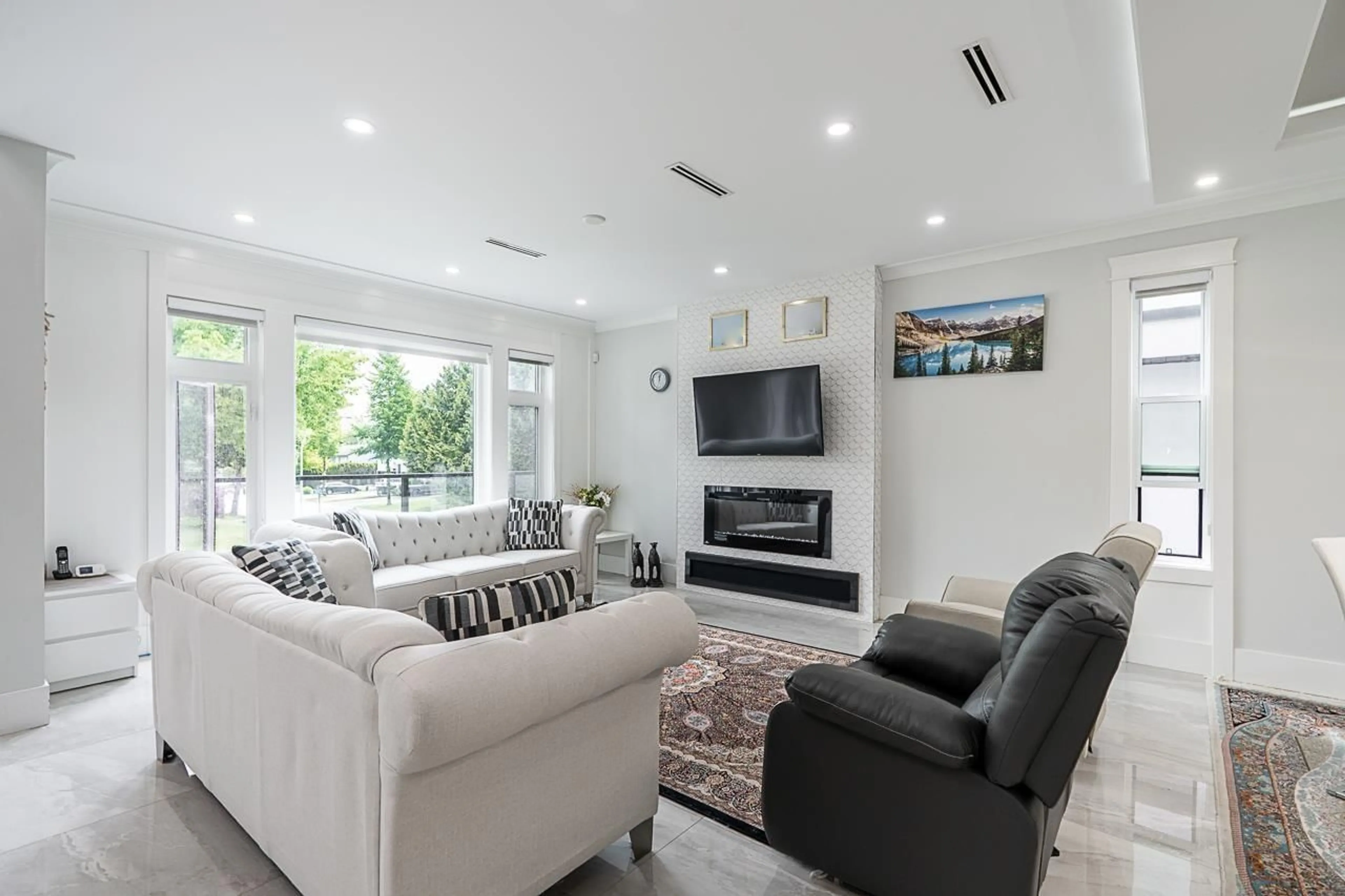 Living room with furniture, unknown for 9417 132A, Surrey British Columbia V3V6W3