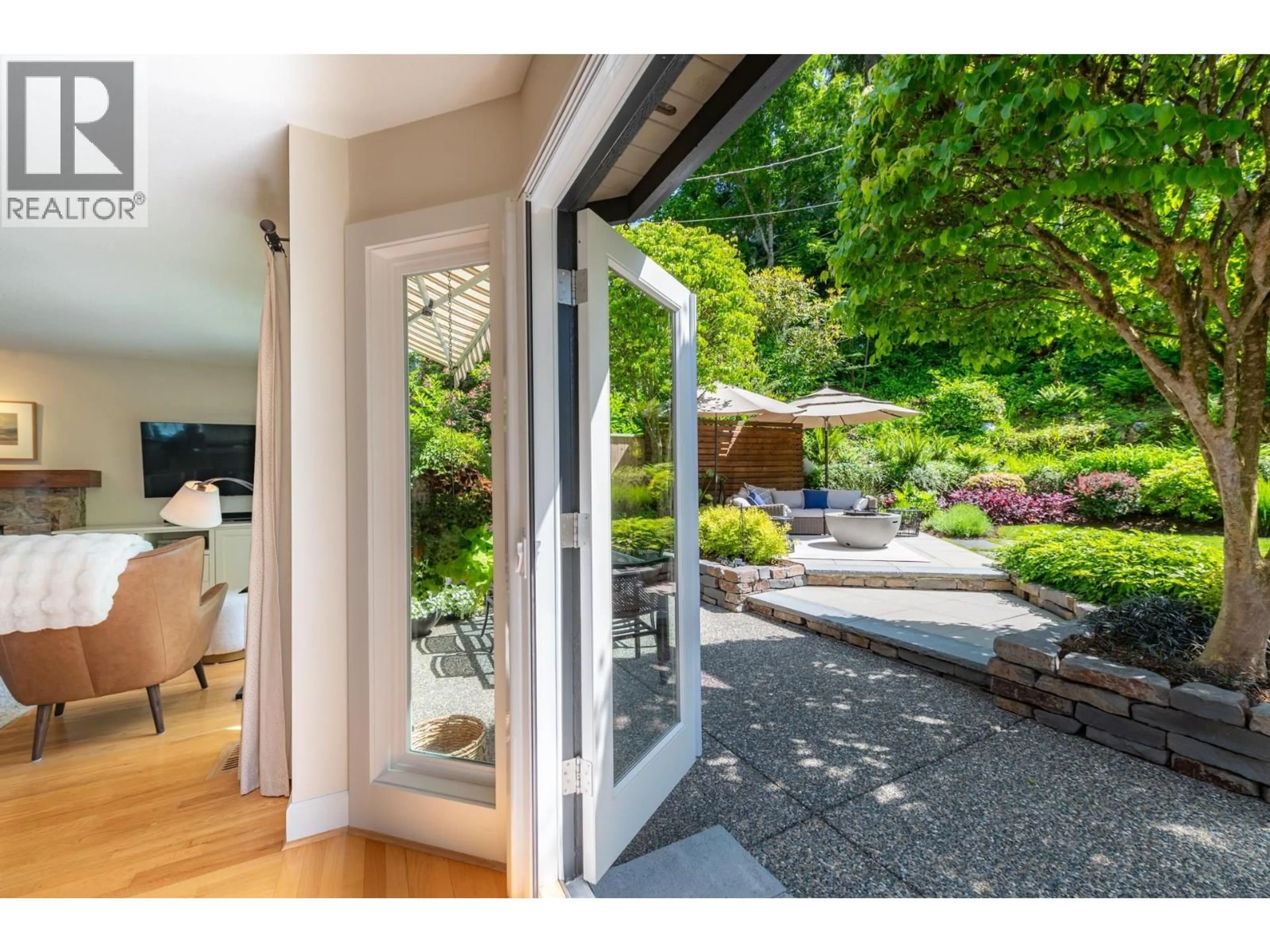 Indoor entryway for 997 CANYON BOULEVARD, North Vancouver British Columbia V7R2K2