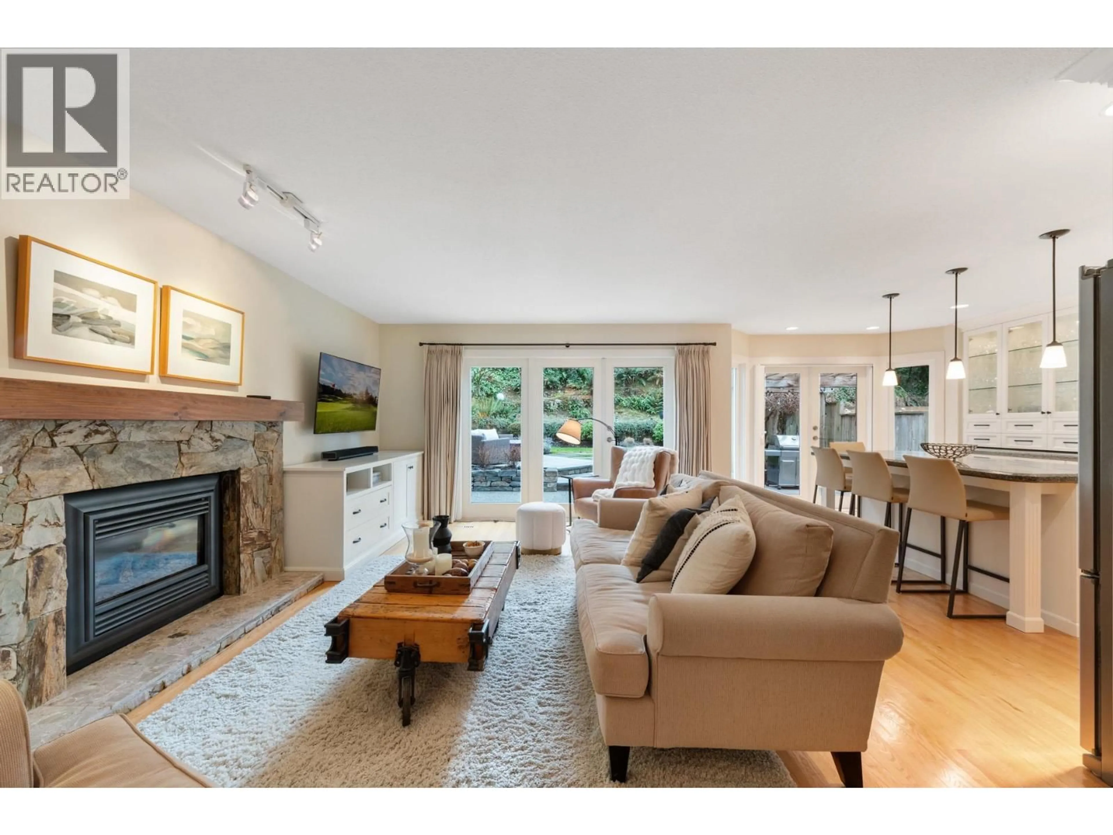 Living room with furniture, unknown for 997 CANYON BOULEVARD, North Vancouver British Columbia V7R2K2