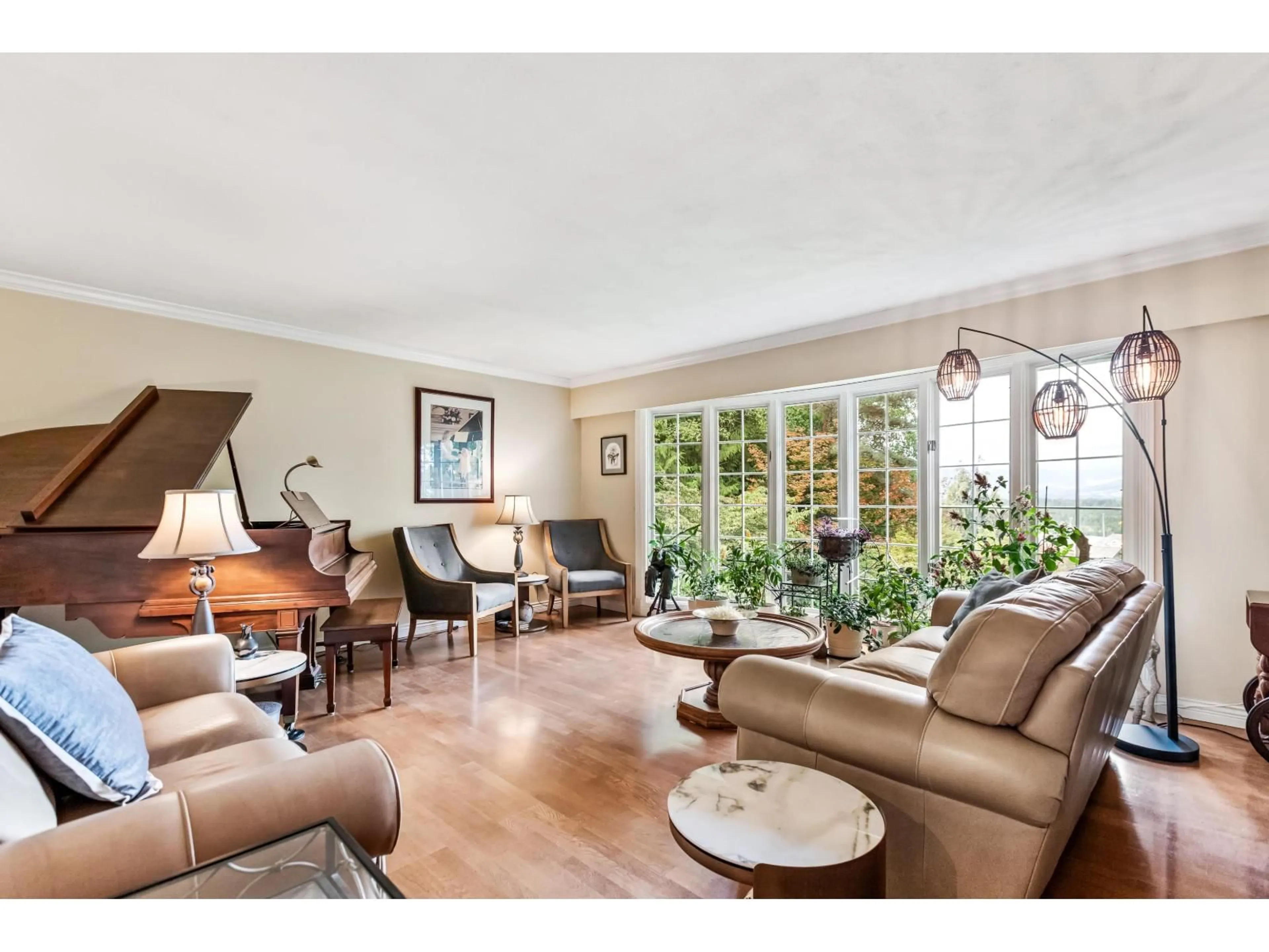 Living room with furniture, wood/laminate floor for 10276 173, Surrey British Columbia V4N4H8
