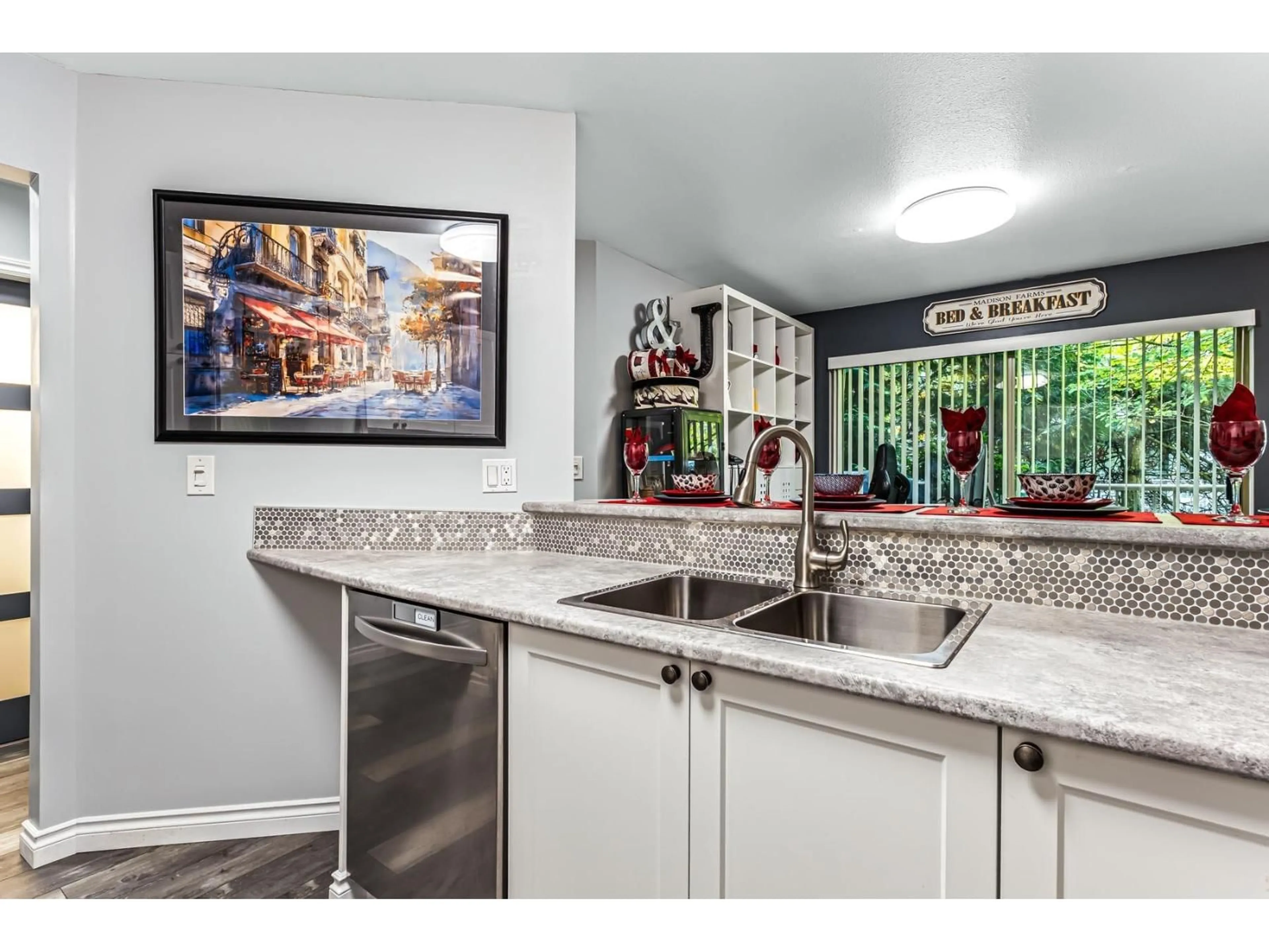 Open concept kitchen, ceramic/tile floor for 203 - 10743 139, Surrey British Columbia V3T4L8