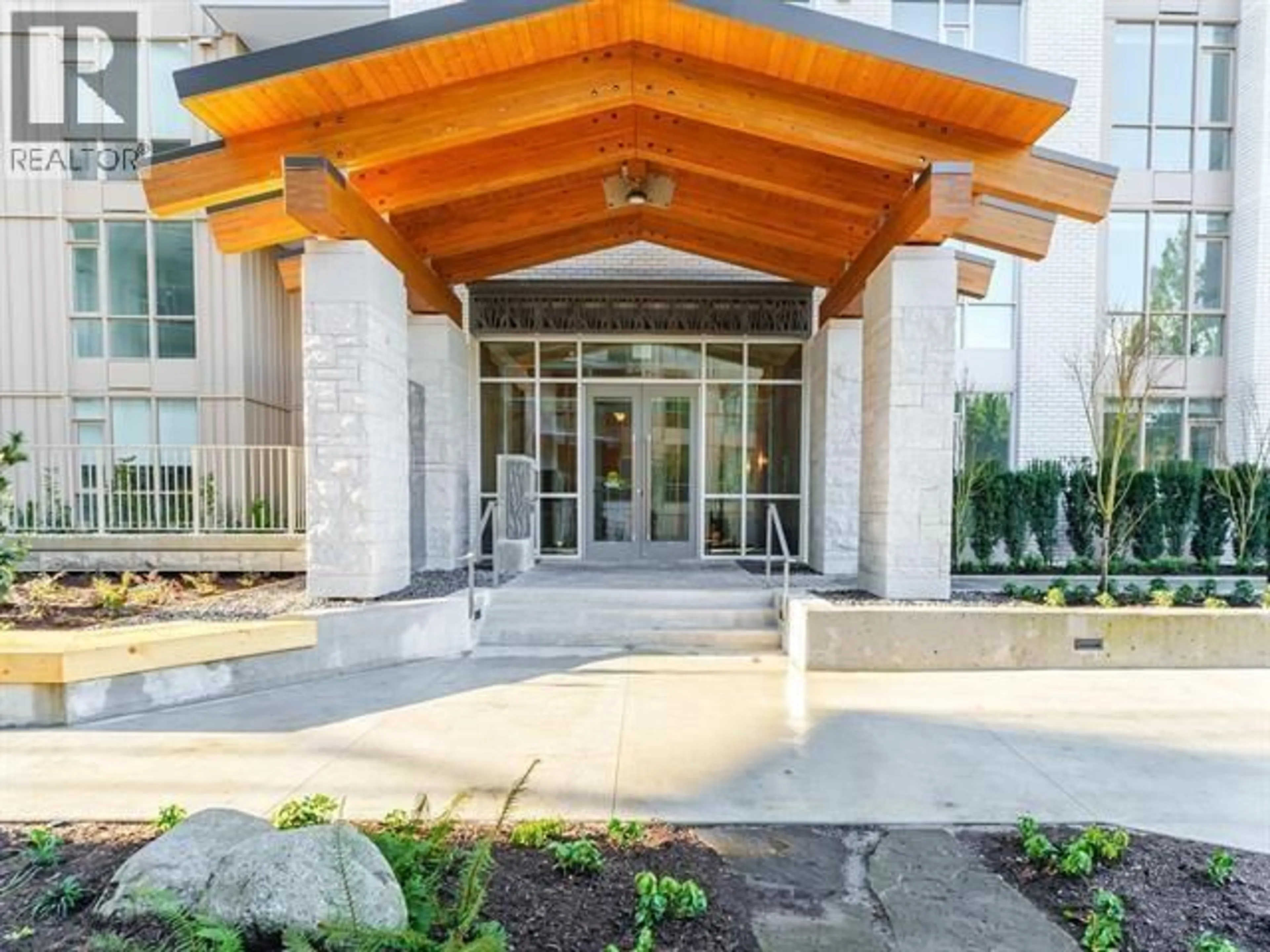 Indoor foyer for 102 - 2375 EMERY COURT, North Vancouver British Columbia V7J0E9
