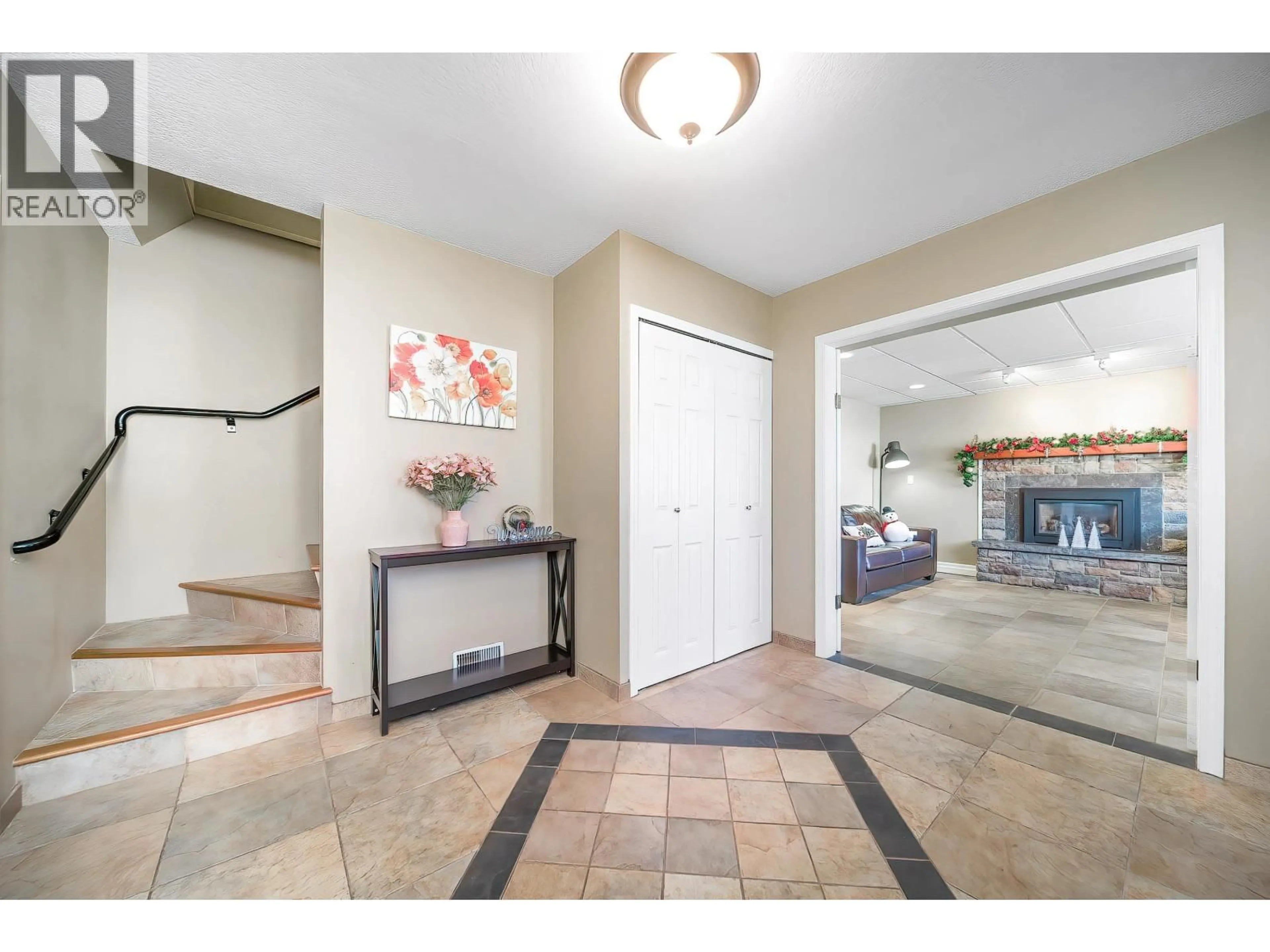 Indoor foyer for 7122 PAULUS COURT, Burnaby British Columbia V5A1N2