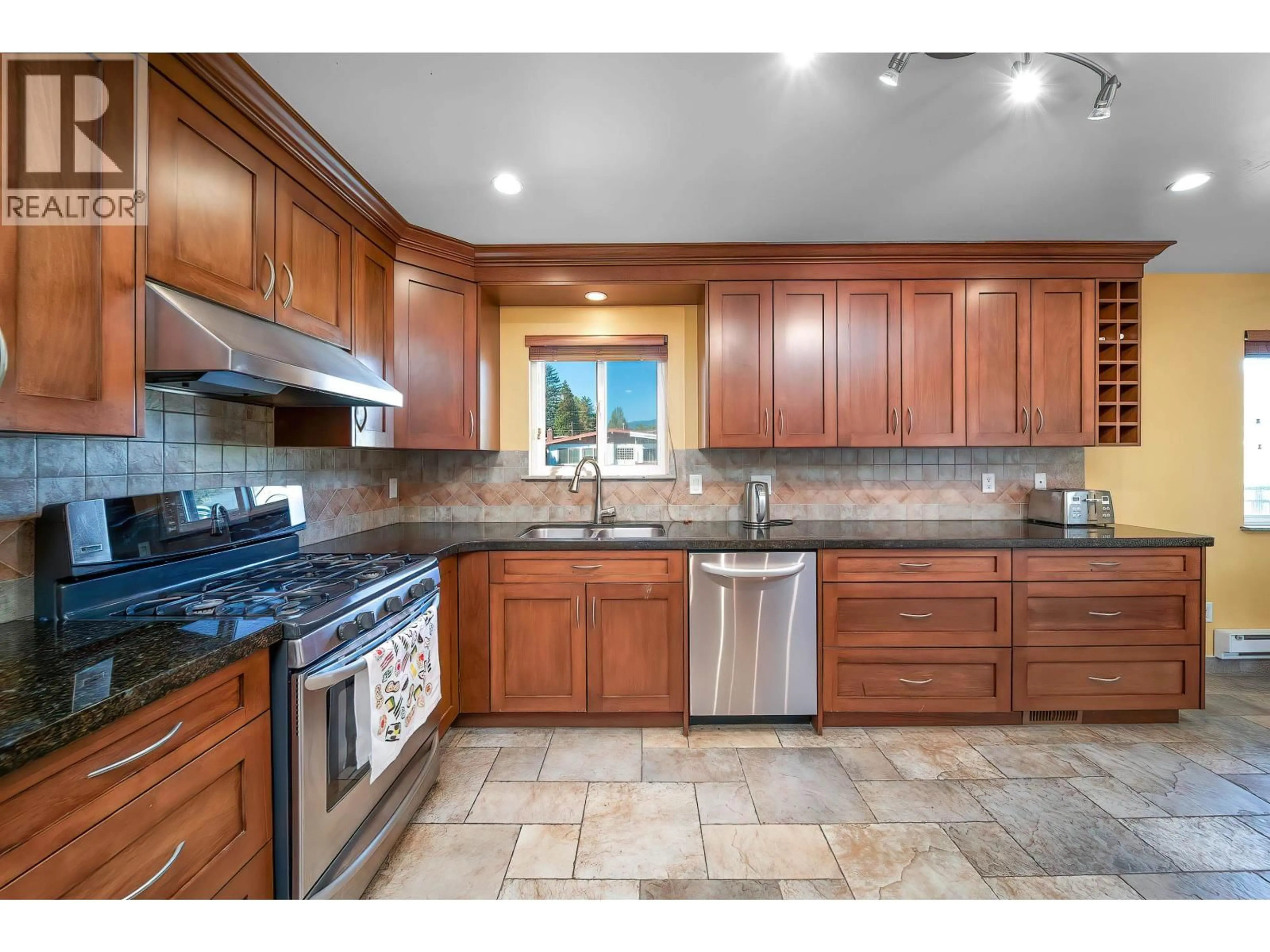 Open concept kitchen, ceramic/tile floor for 7122 PAULUS COURT, Burnaby British Columbia V5A1N2