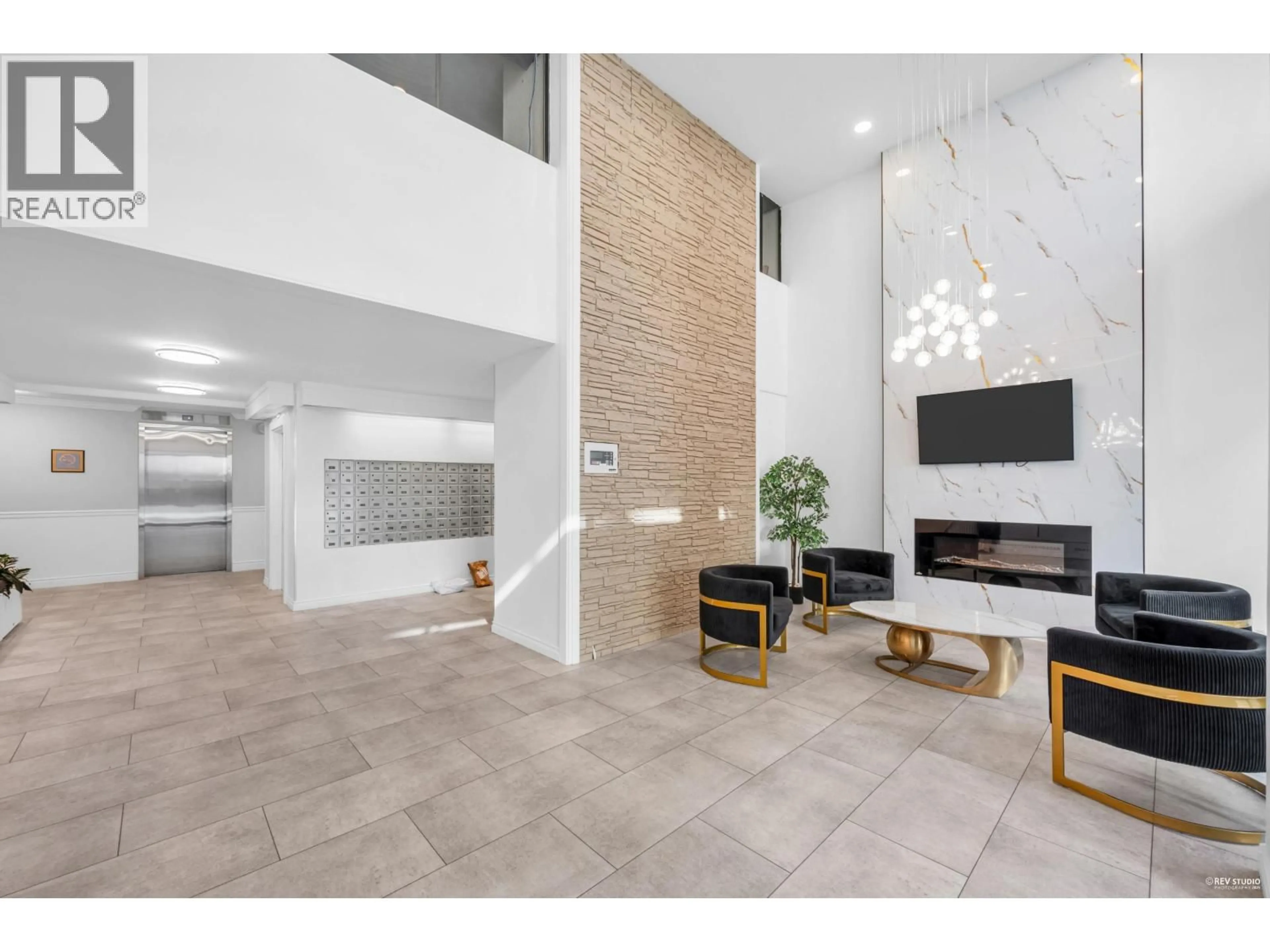 Lobby for 809 - 2024 FULLERTON AVENUE, North Vancouver British Columbia V7P3G4