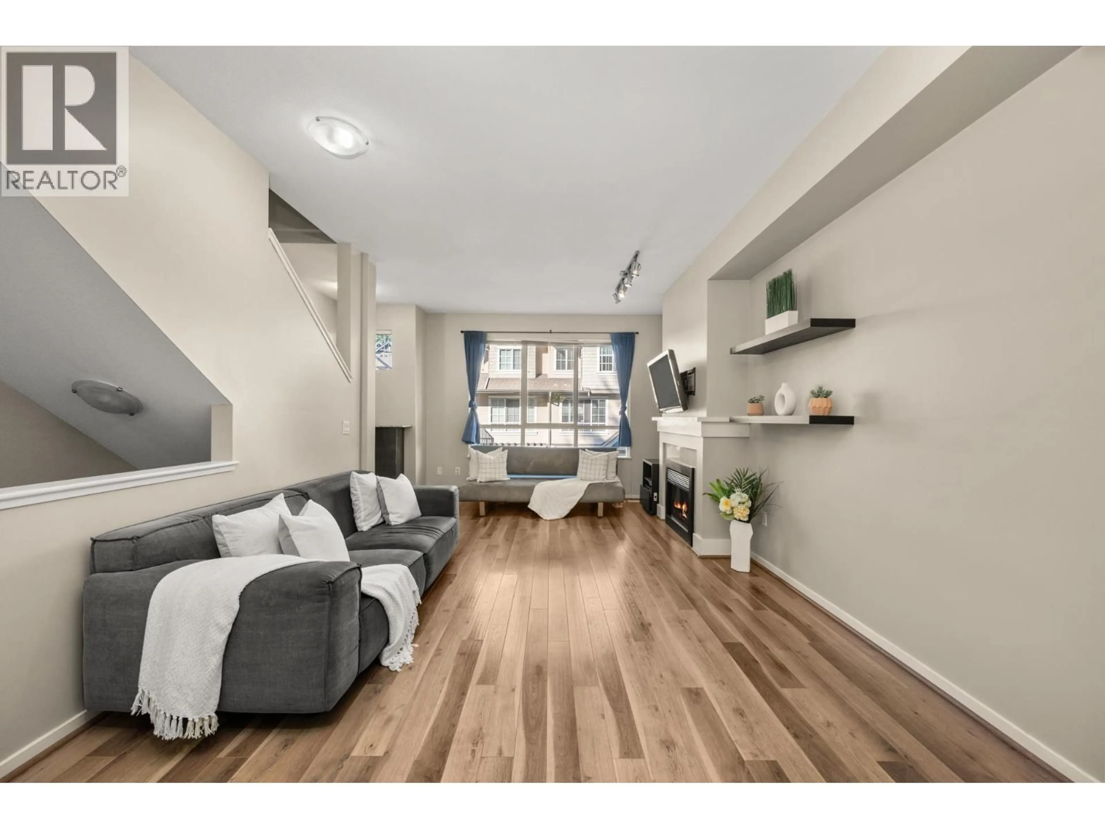 Living room with furniture, unknown for 172 - 9133 GOVERNMENT STREET, Burnaby British Columbia V3N0B1