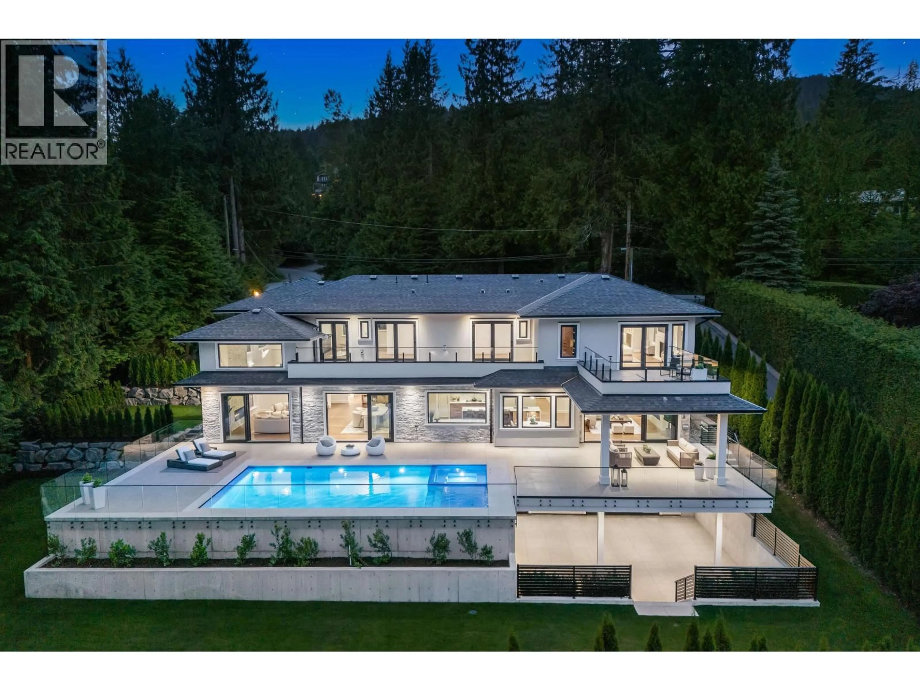 A pic from outside/outdoor area/front of a property/back of a property/a pic from drone, mountain view for 360 SOUTHBOROUGH DRIVE, West Vancouver British Columbia V7S1M1