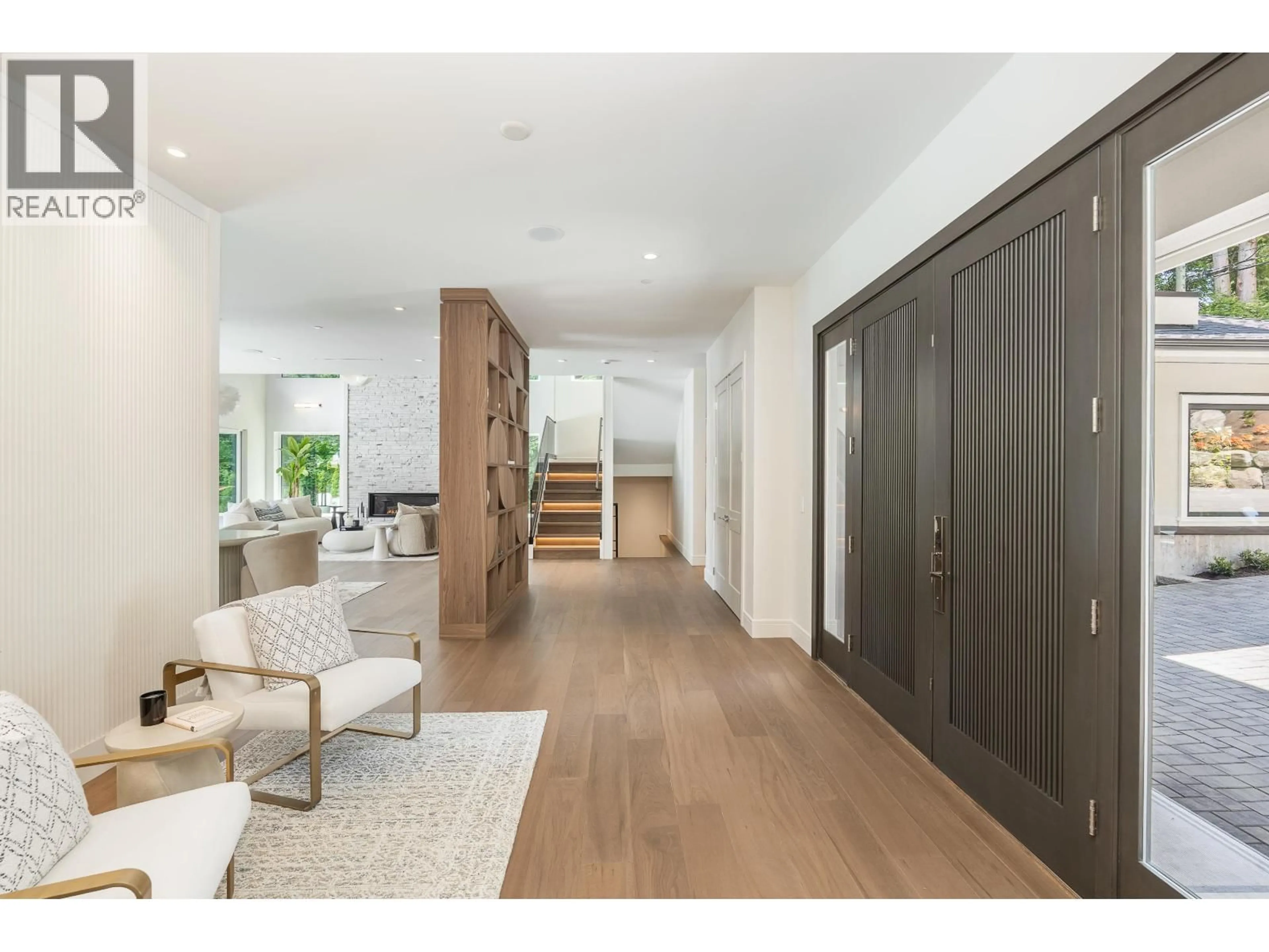Indoor entryway for 360 SOUTHBOROUGH DRIVE, West Vancouver British Columbia V7S1M1