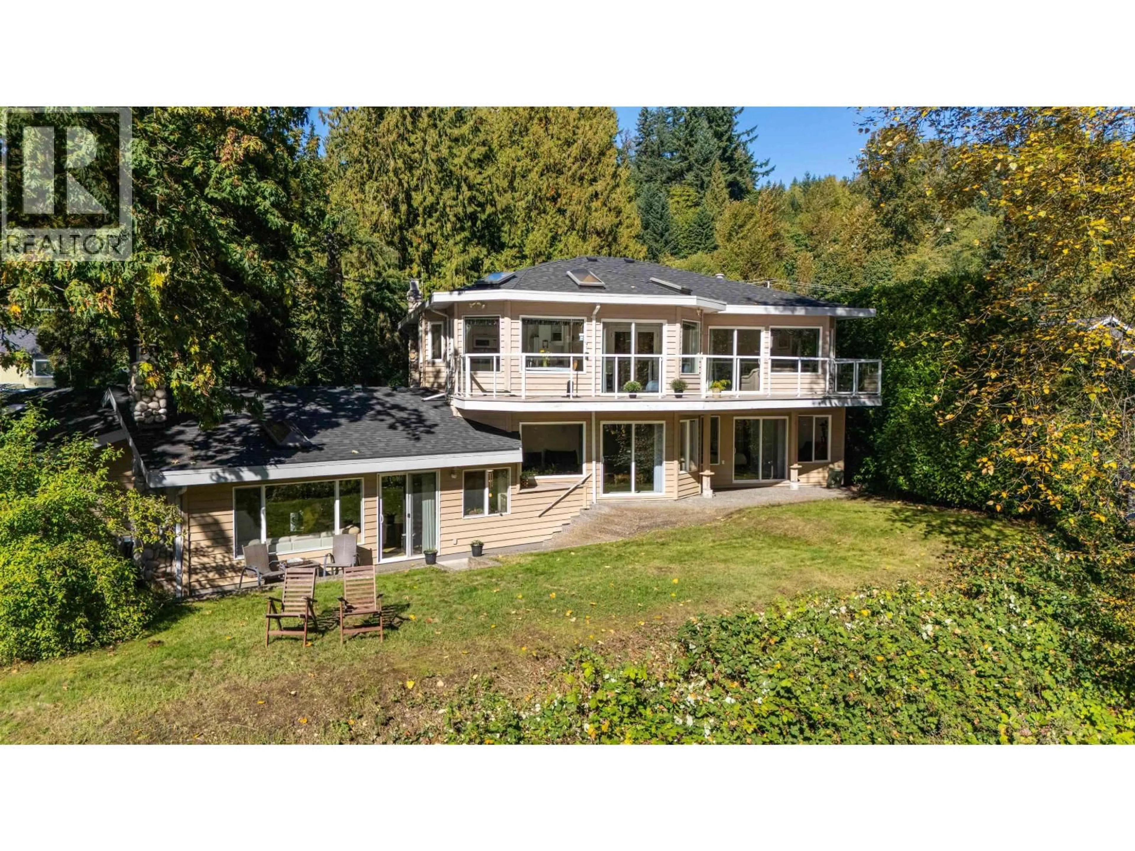 A pic from outside/outdoor area/front of a property/back of a property/a pic from drone, unknown for 682 SEYMOUR BOULEVARD, North Vancouver British Columbia V7J2J6