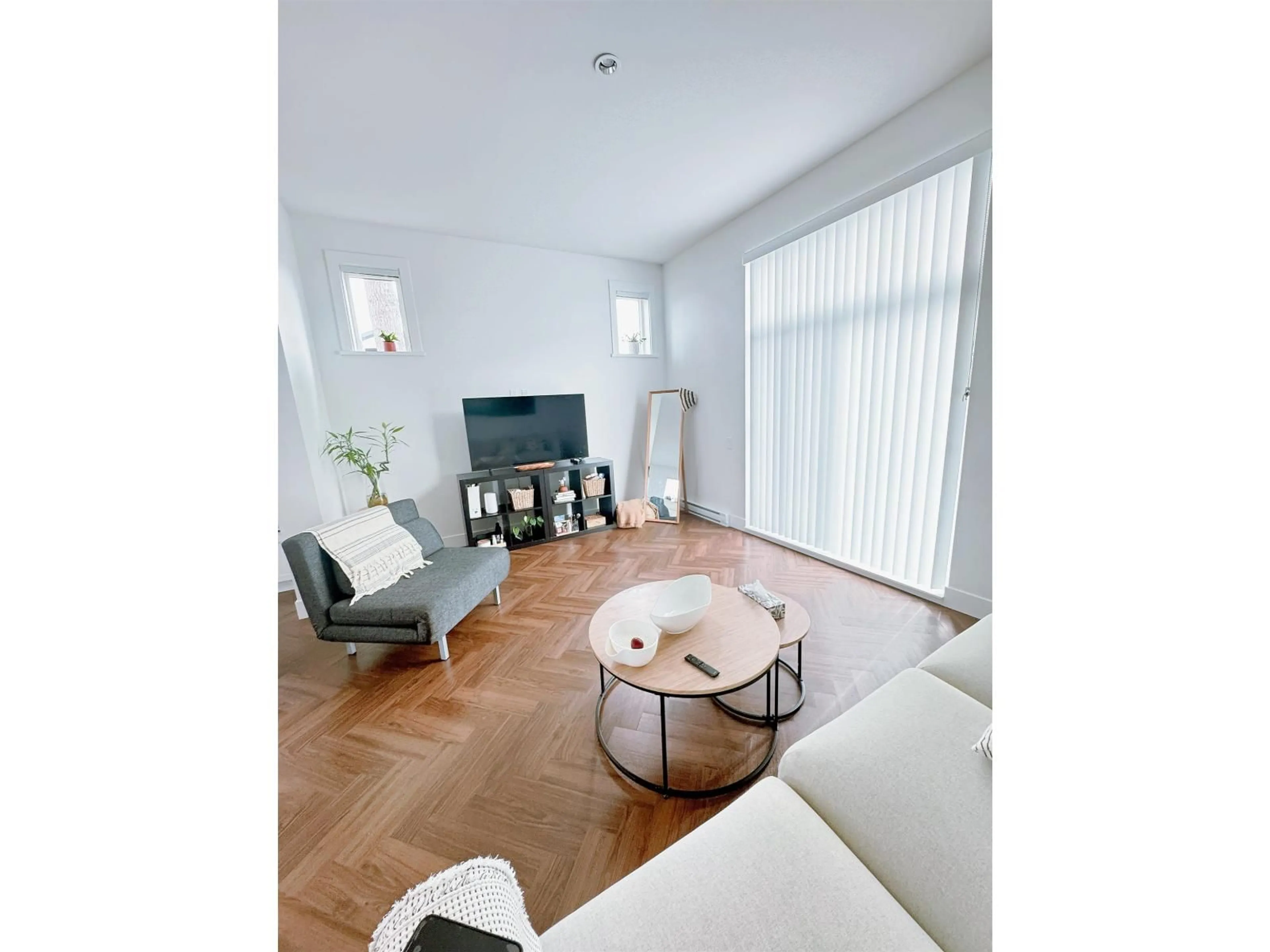 Living room with furniture, unknown for 8 - 15828 27, Surrey British Columbia V3Z0X4