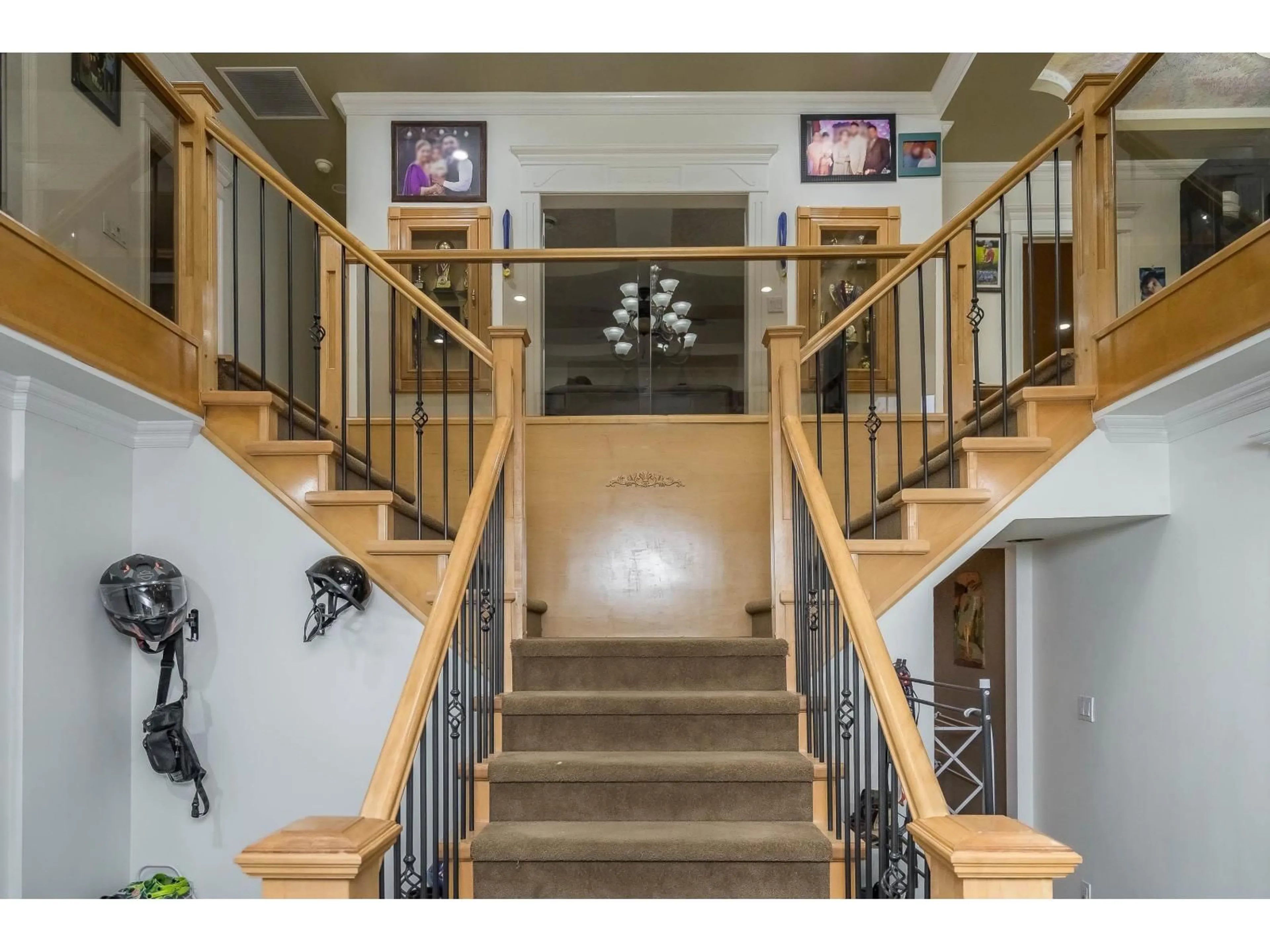 Indoor foyer for 13027 68, Surrey British Columbia V3W2E5