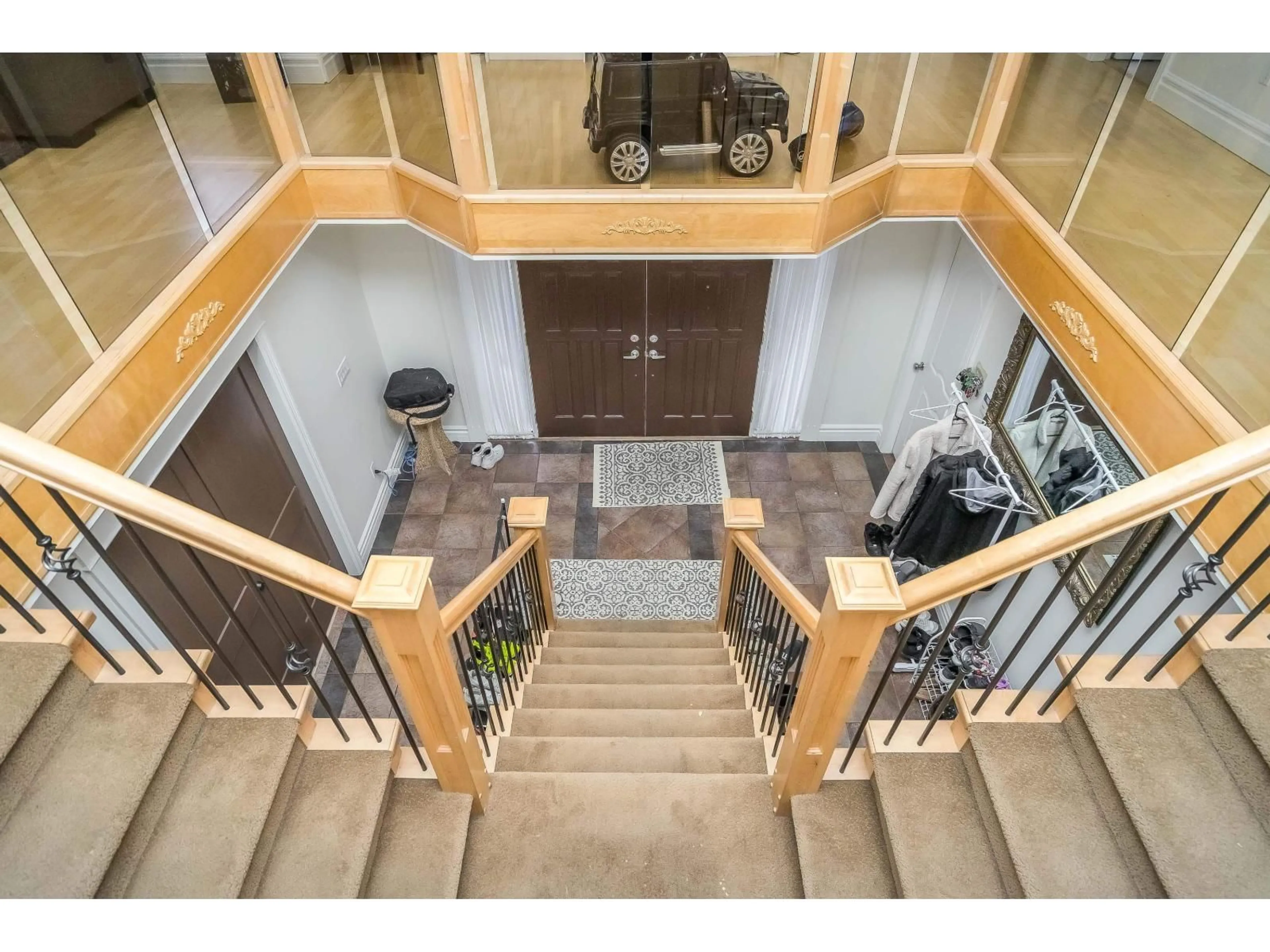 Indoor foyer for 13027 68, Surrey British Columbia V3W2E5