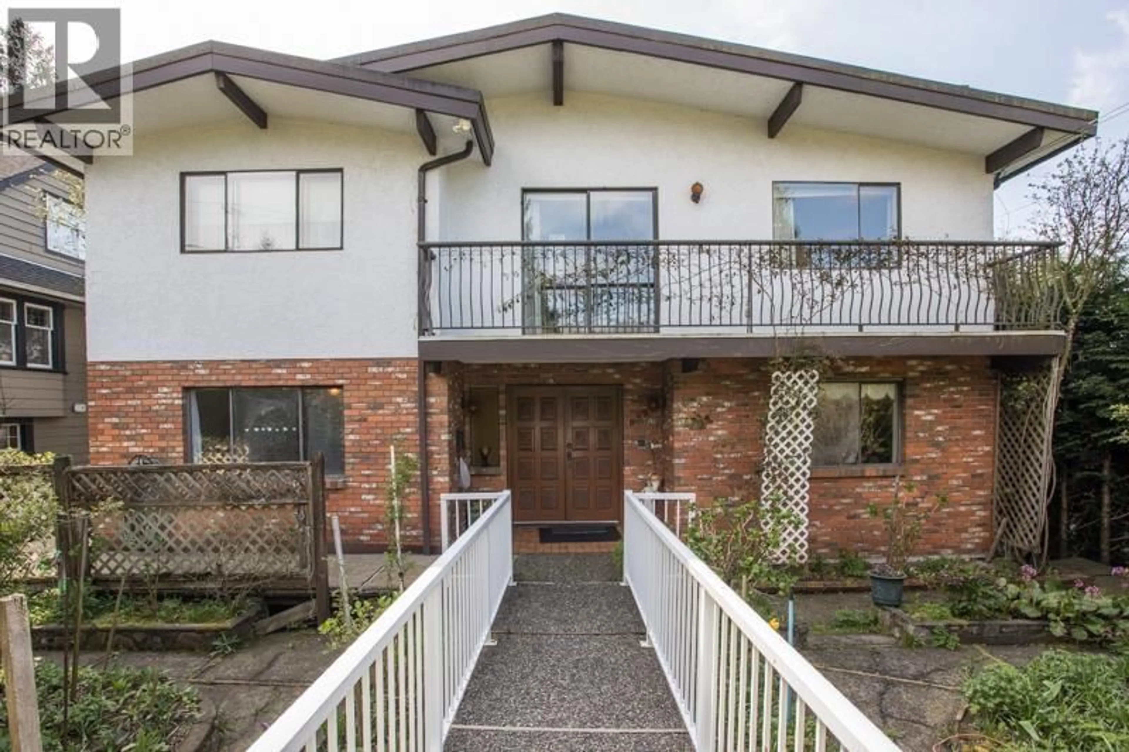 Home with brick exterior material, building for 635 KEITH ROAD, North Vancouver British Columbia V7L1W4