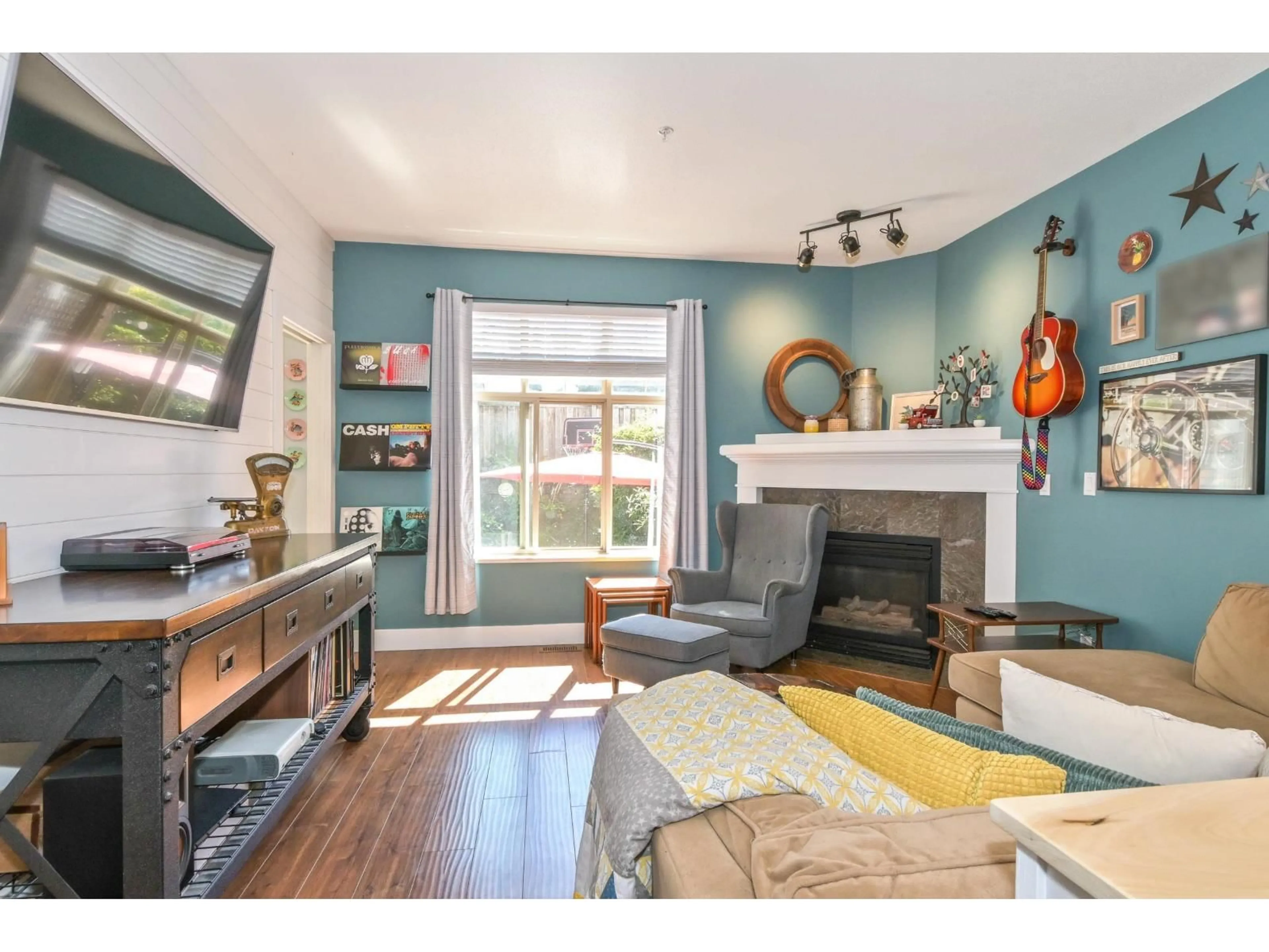 Living room with furniture, wood/laminate floor for 136 - 20820 87, Langley British Columbia V1M3W5