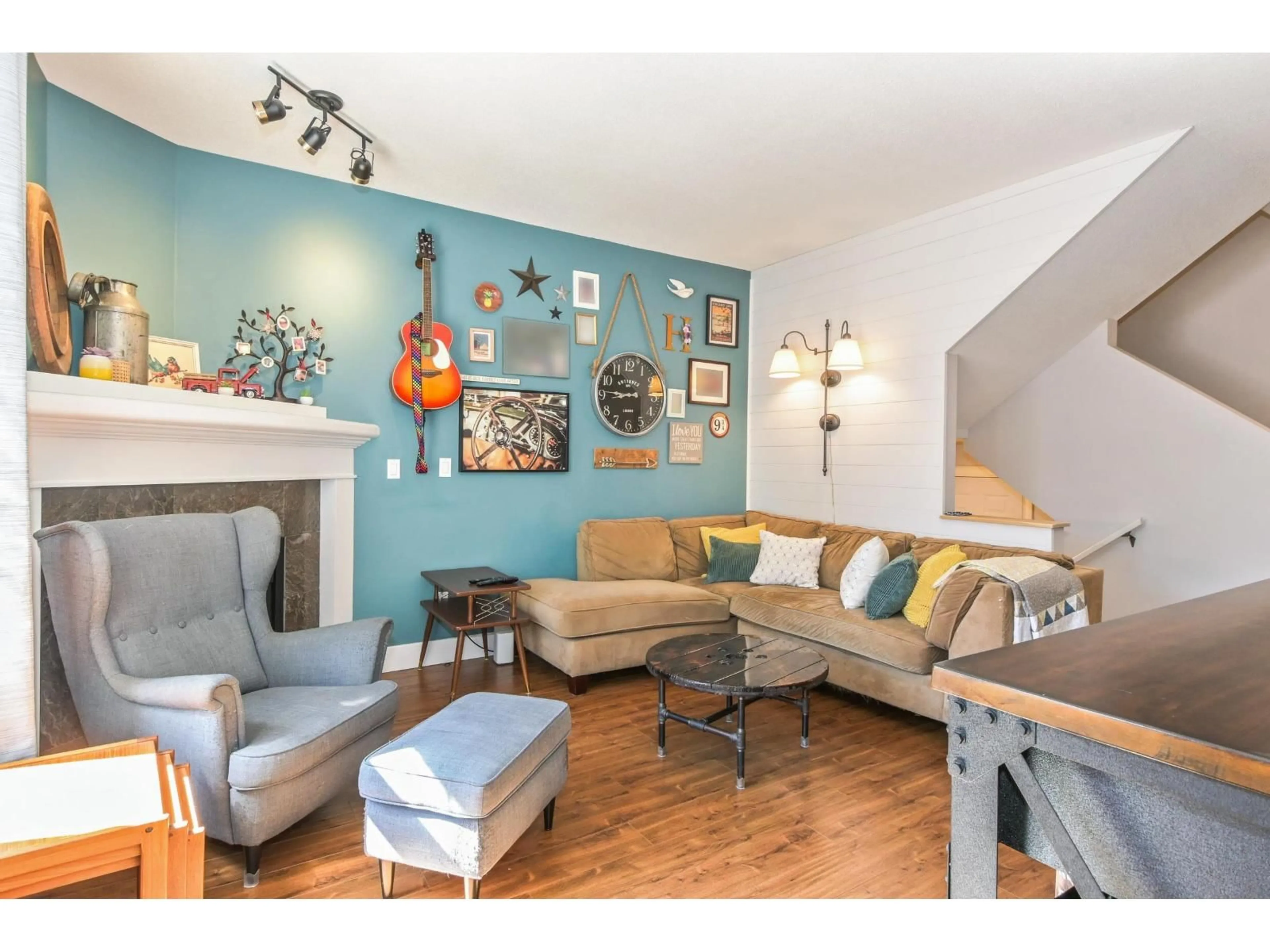 Living room with furniture, wood/laminate floor for 136 - 20820 87, Langley British Columbia V1M3W5