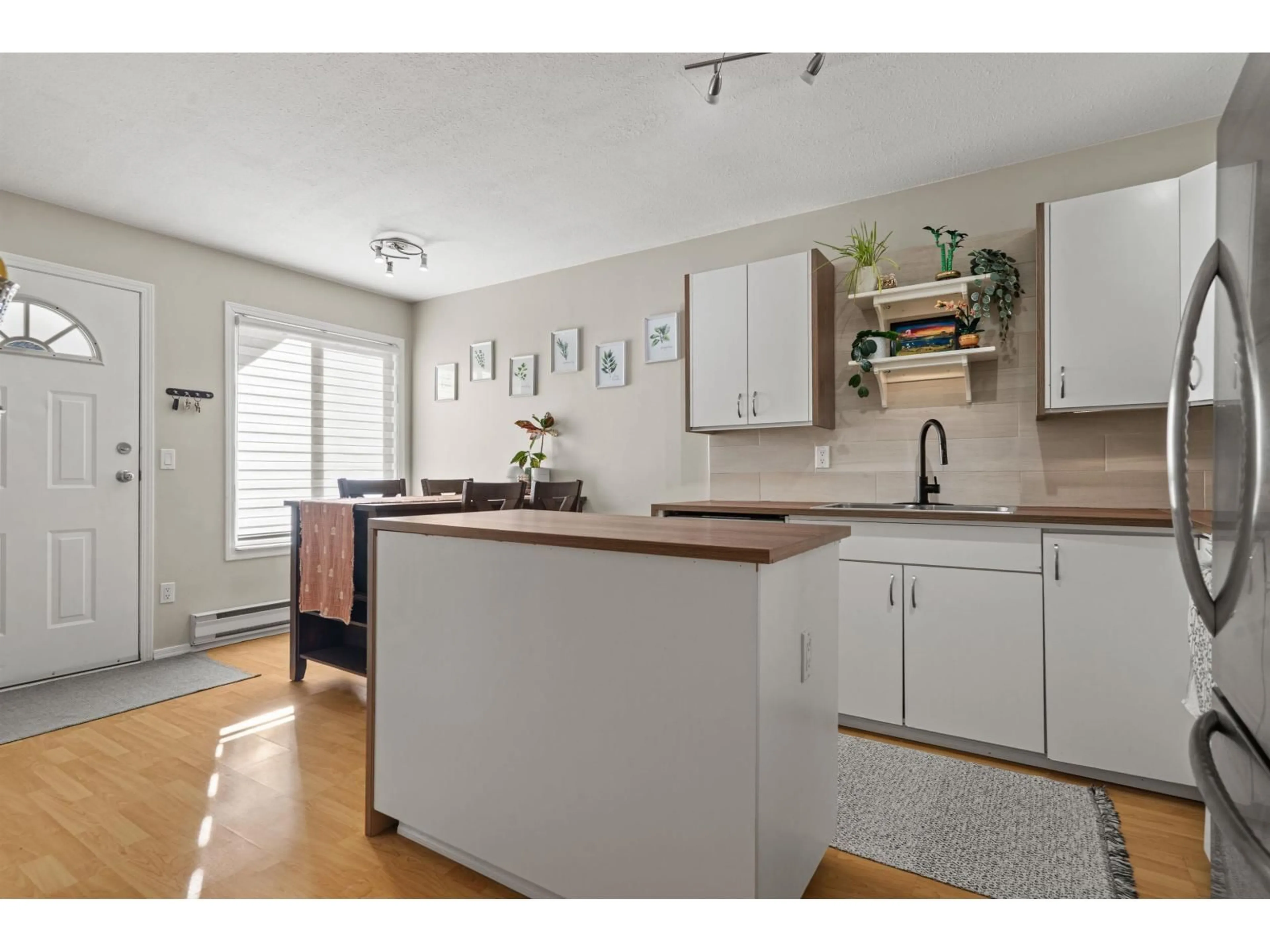 Open concept kitchen, wood/laminate floor for 17 - 9206 CORBOULD STREET, Chilliwack British Columbia V2P4A5