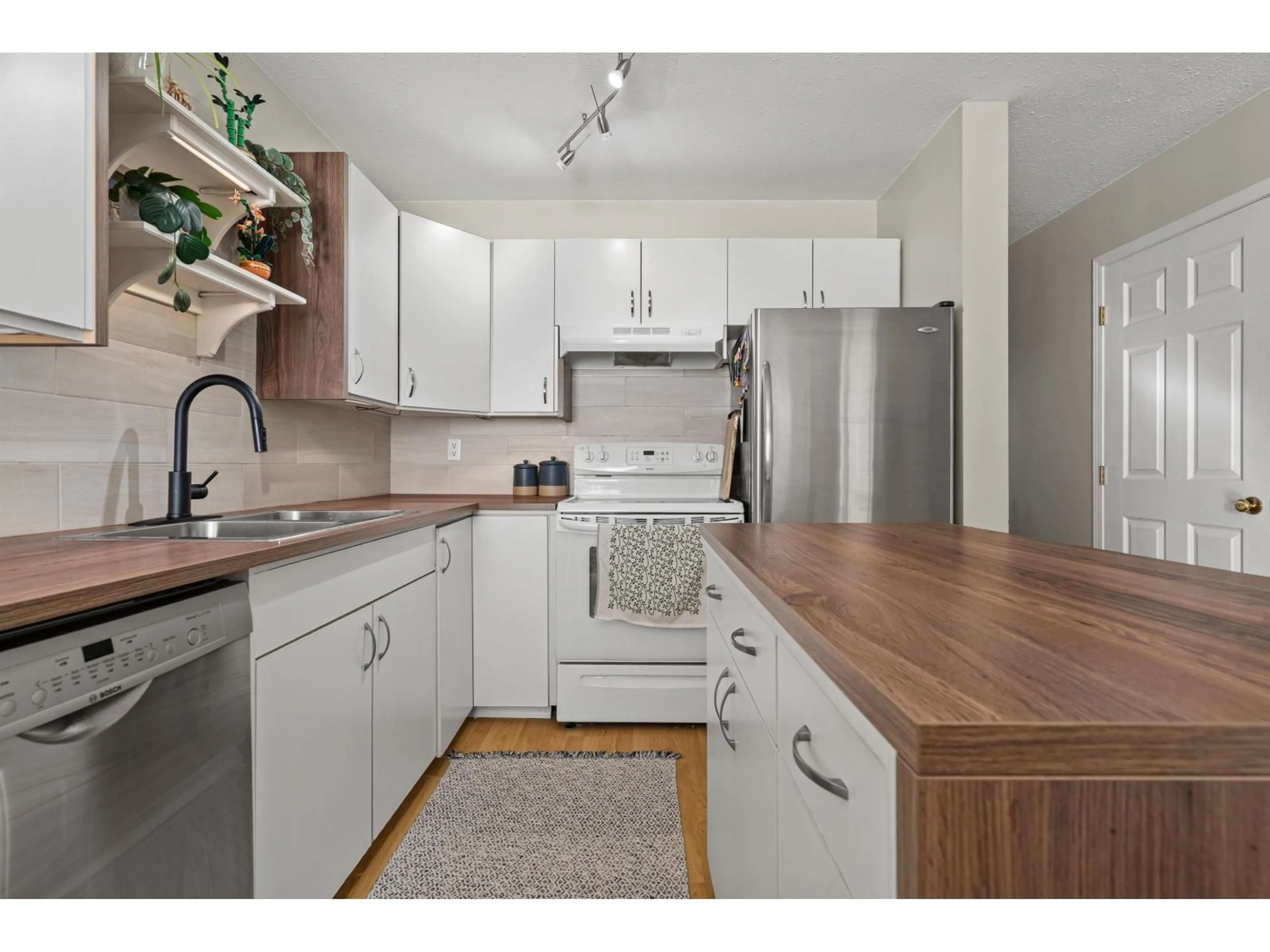 Standard kitchen, wood/laminate floor for 17 - 9206 CORBOULD STREET, Chilliwack British Columbia V2P4A5